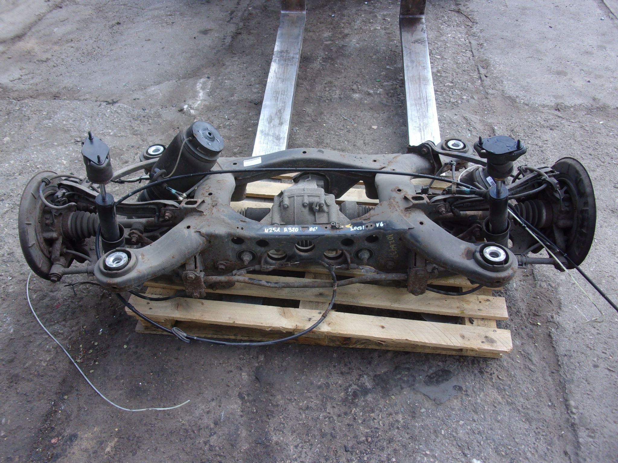 MERCEDES W251 BELKA ZAWIESZENIE TYŁ TYLNE