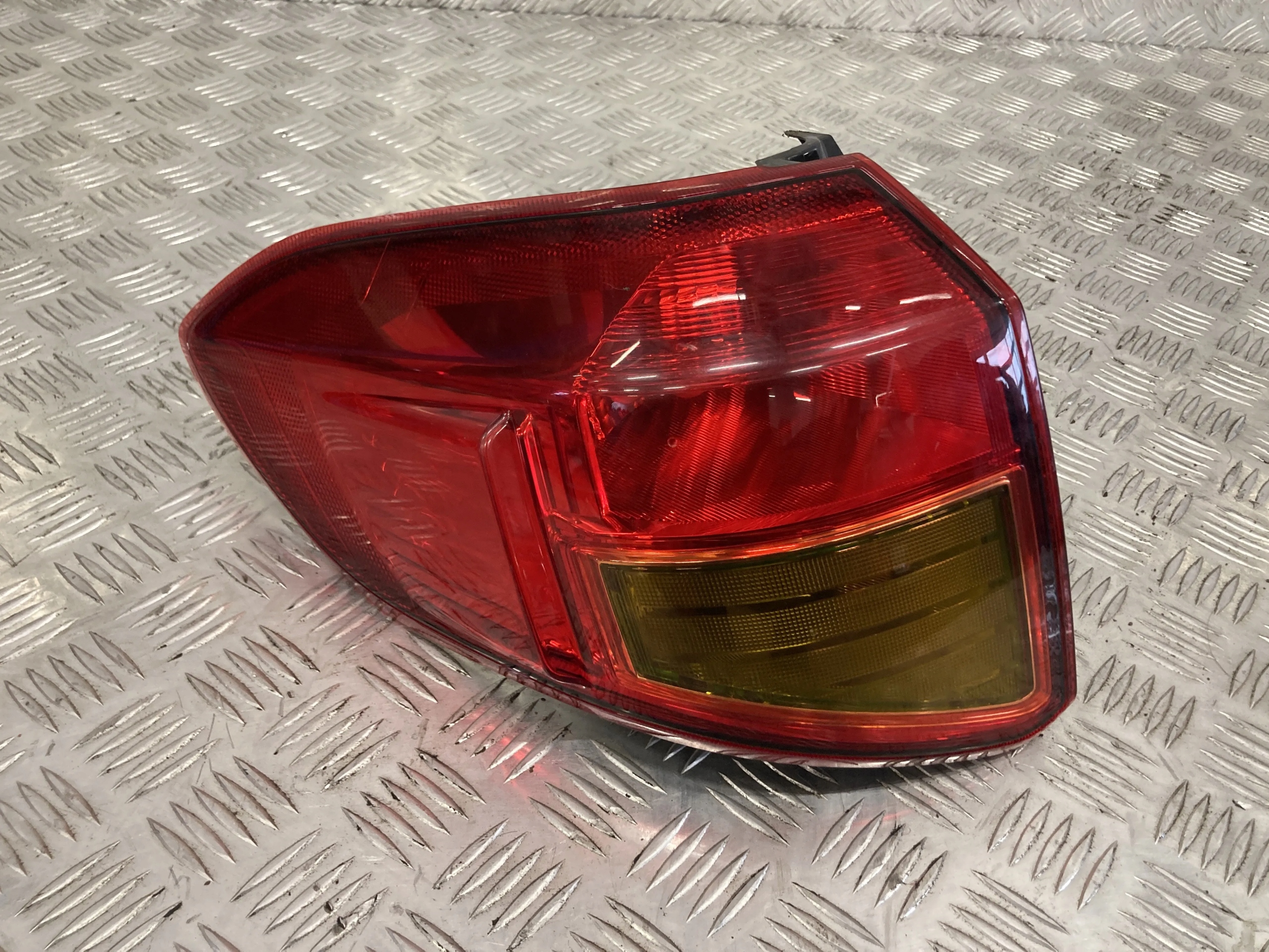 LAMPA LEWY TYŁ W BŁOTNIK SUZUKI VITARA II III 15-