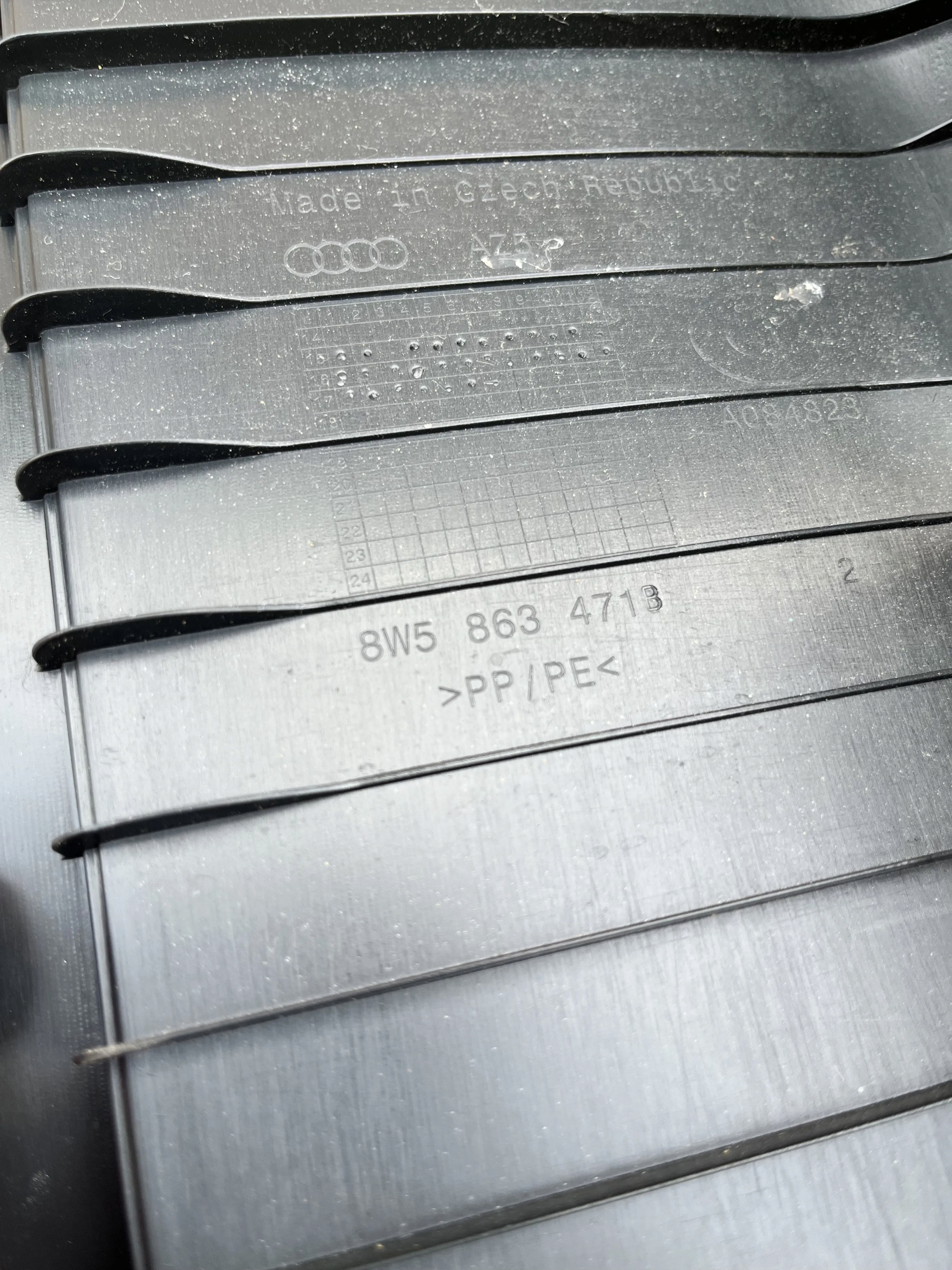 OSŁONA NAKŁADKA PASA TYŁ AUDI A4 B9 15- SEDAN