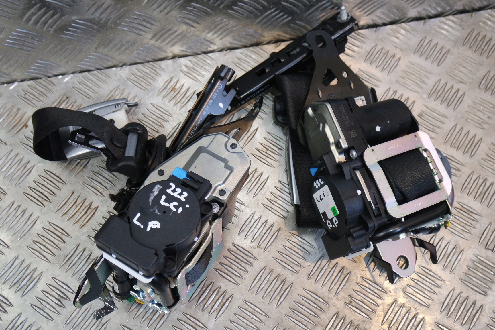 A2228604600 - Ремінь передній правий MERCEDES S W222