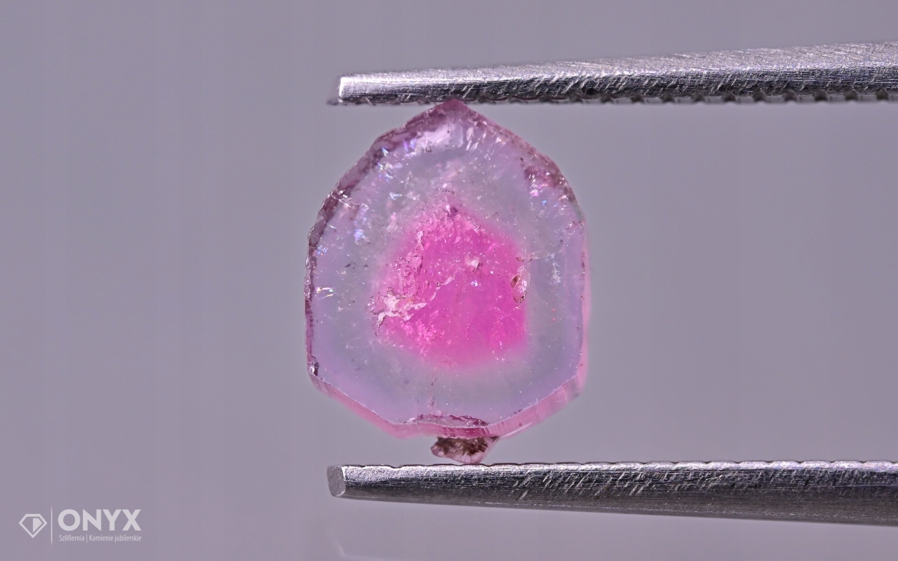 Turmalín deska nepravidelná 6,5x5,5 mm