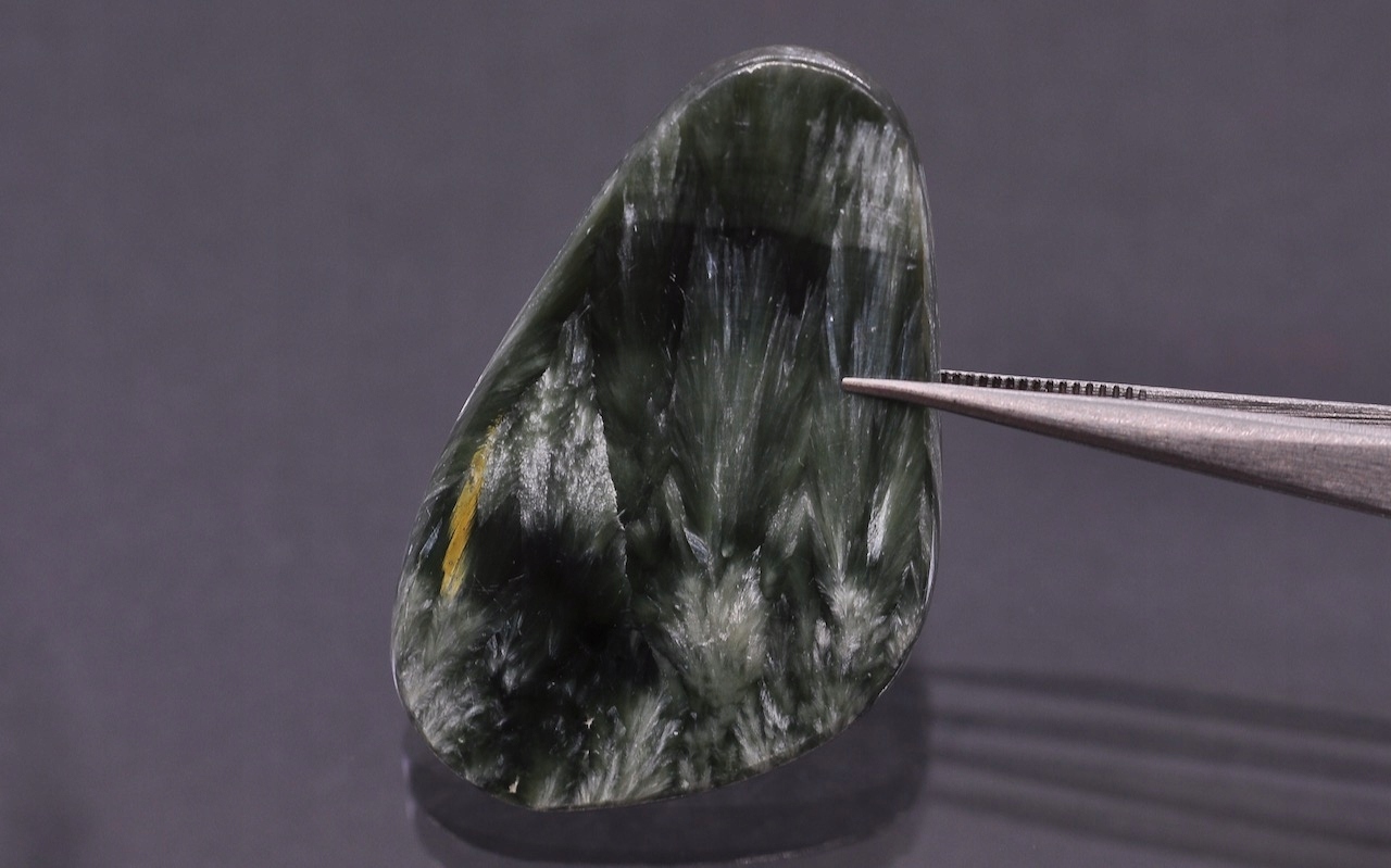 Serafinit konvexní nepravidelná deska 39,5x24,5 mm