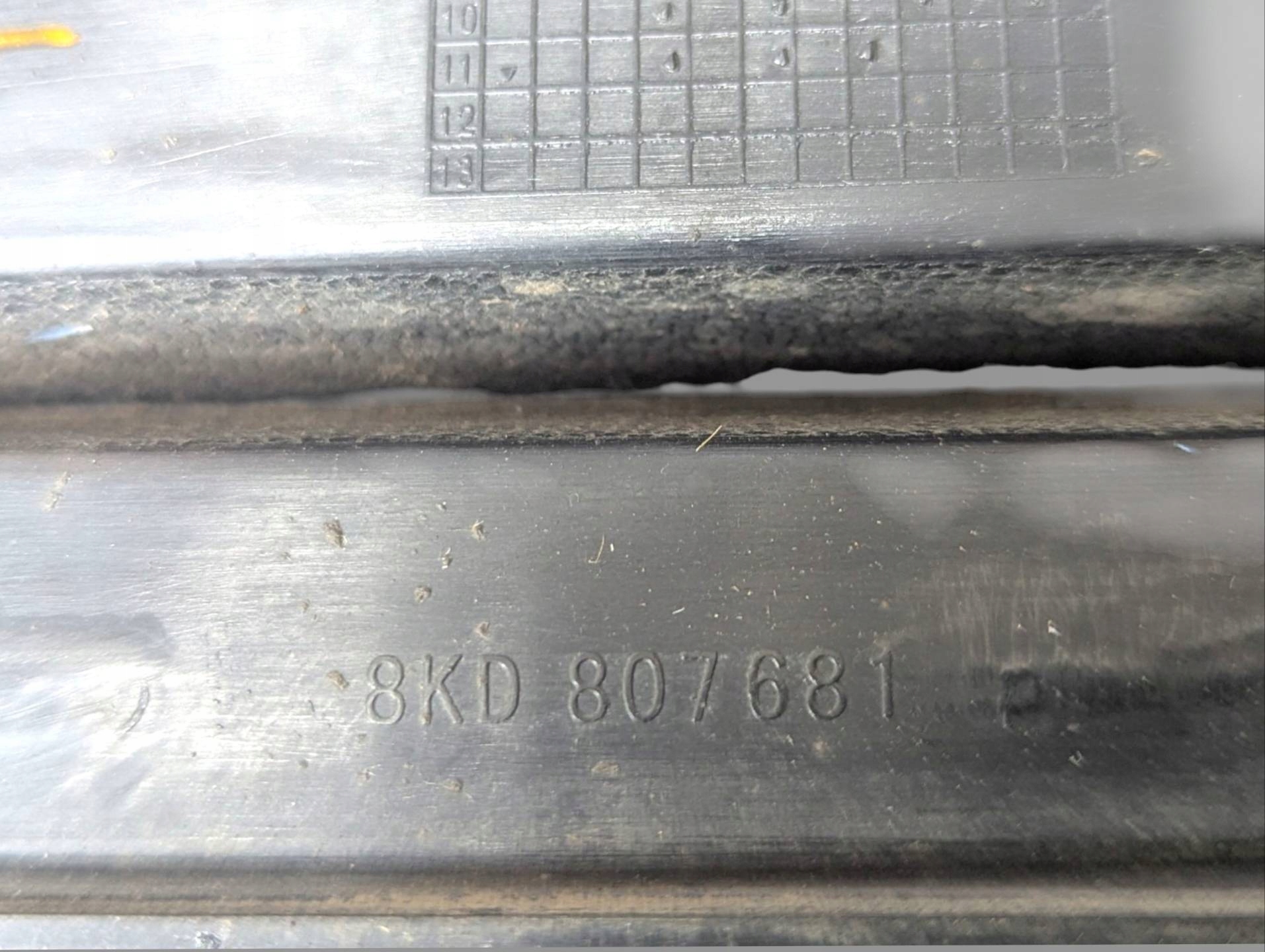 side grid of a bumper left side Audi A4 B8 2009 8KD807681