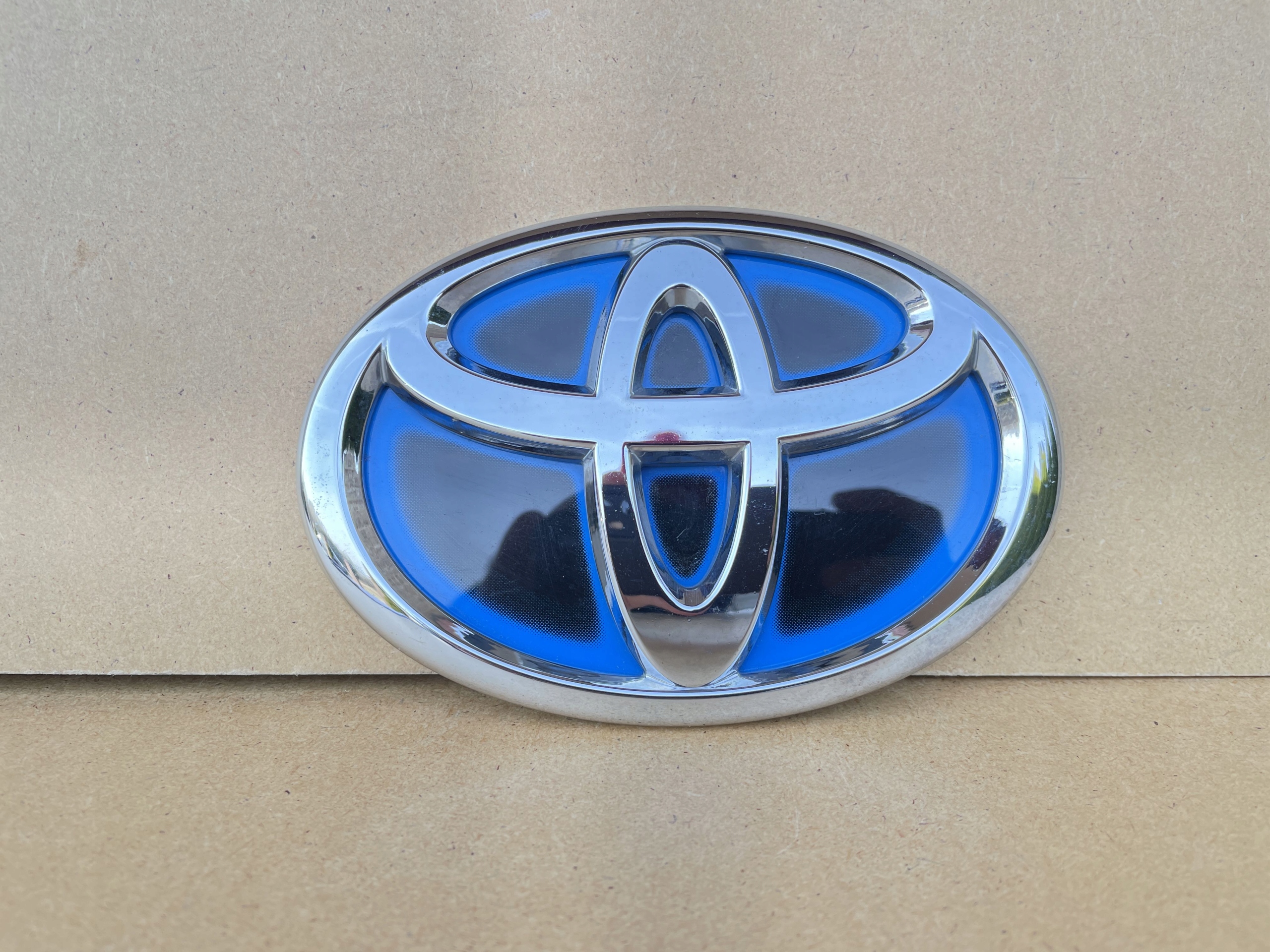 TOYOTA YARIS IV HYBRID ZNACZEK EMBLEMAT PRZEDNI