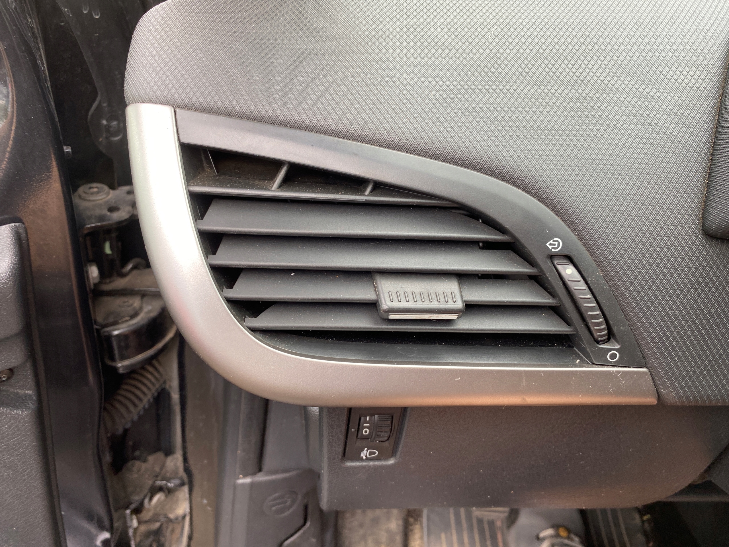 grid air conditioning devices air left driver´s Peugeot 207 SW 06-13