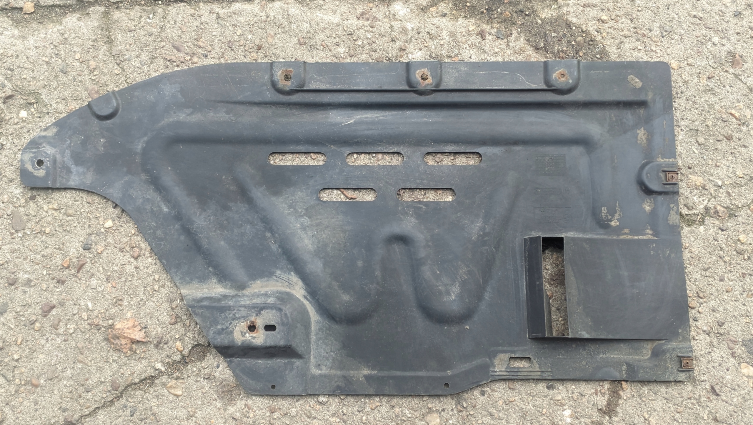 BMW E87 11R cover chassis 7059388
