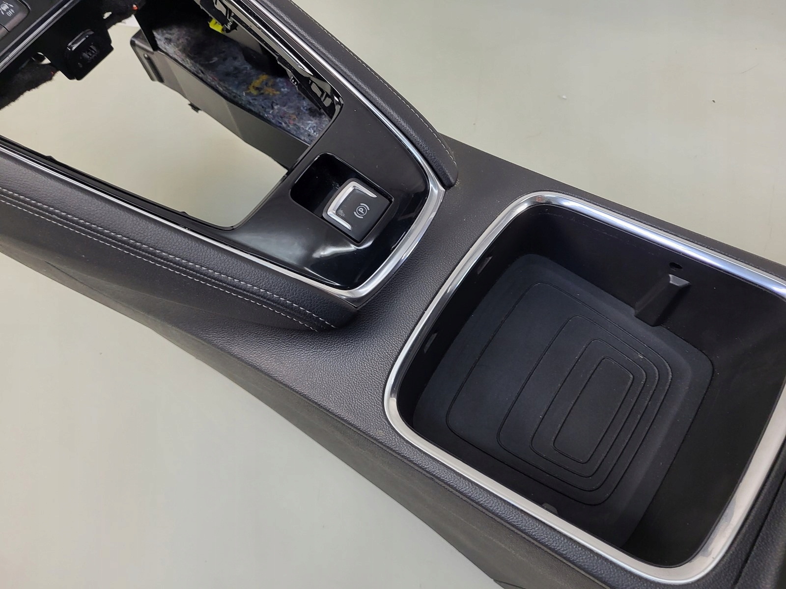tunel central armrest button OPEL GRANDLAND YP000546YX