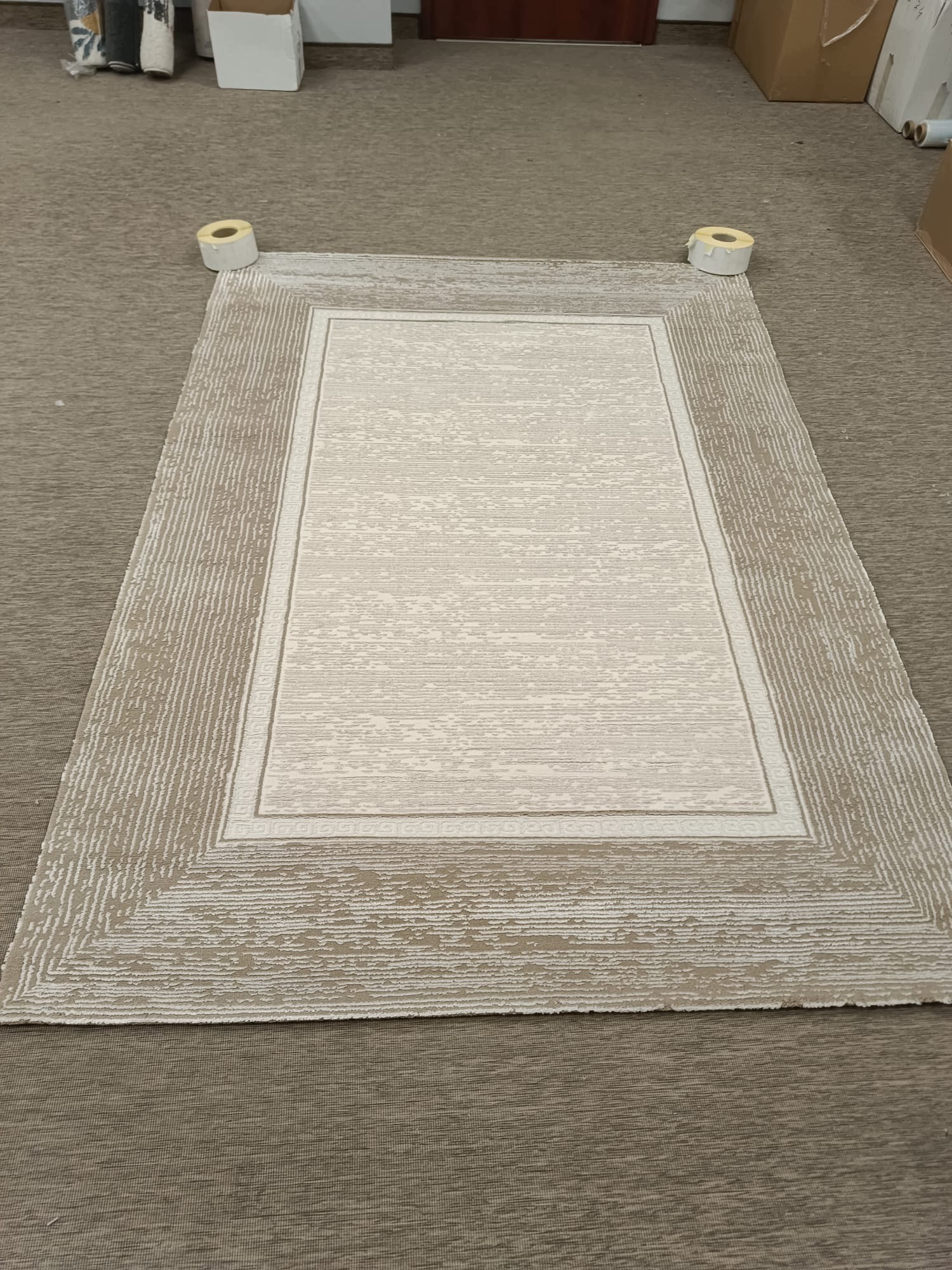 Moderní Koberec Seta Royal D548B – krémově béžový s rámem 160x230 cm