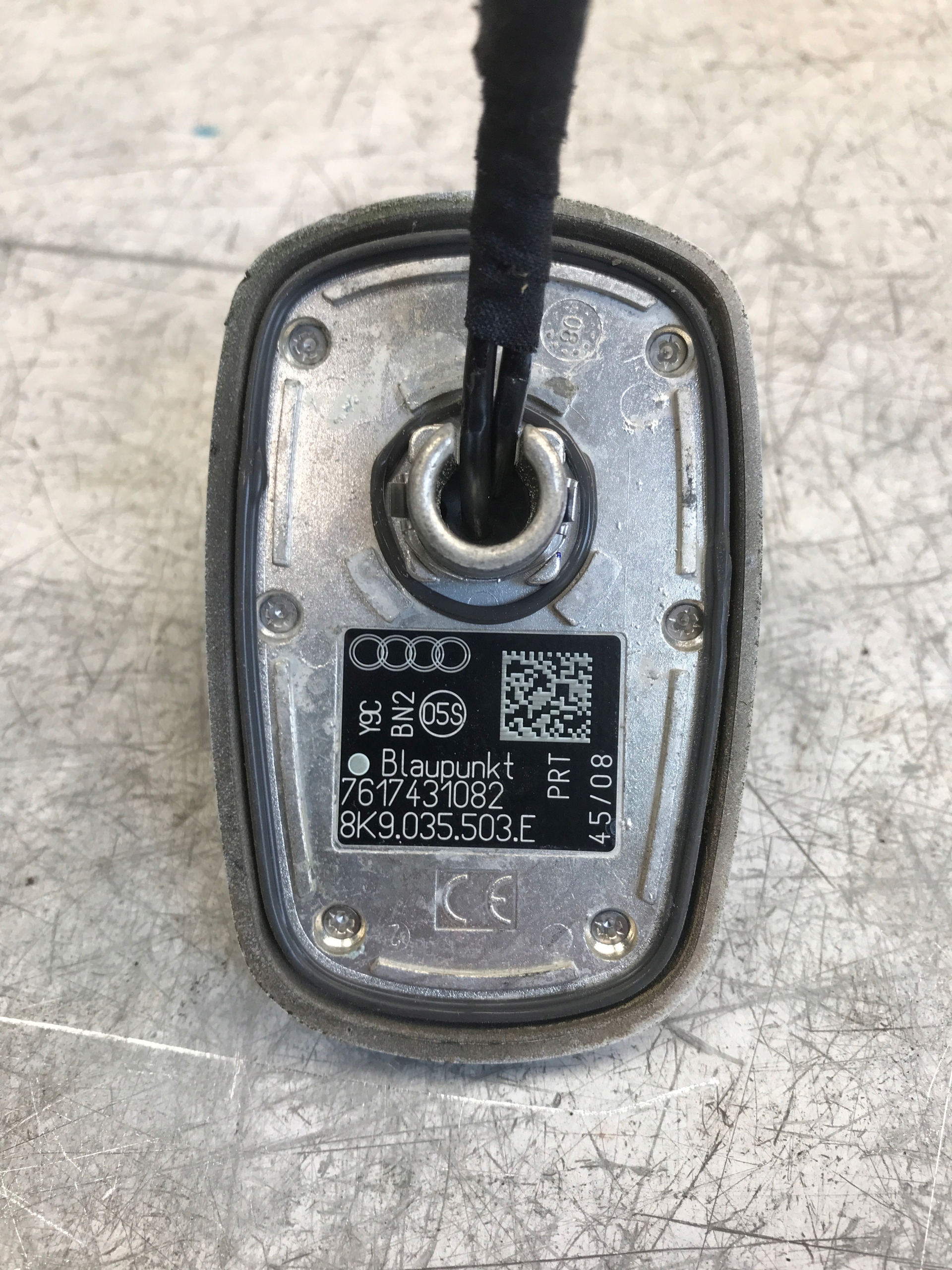 ANTENA dach LY9C AUDI A4 B8 8K9035503E