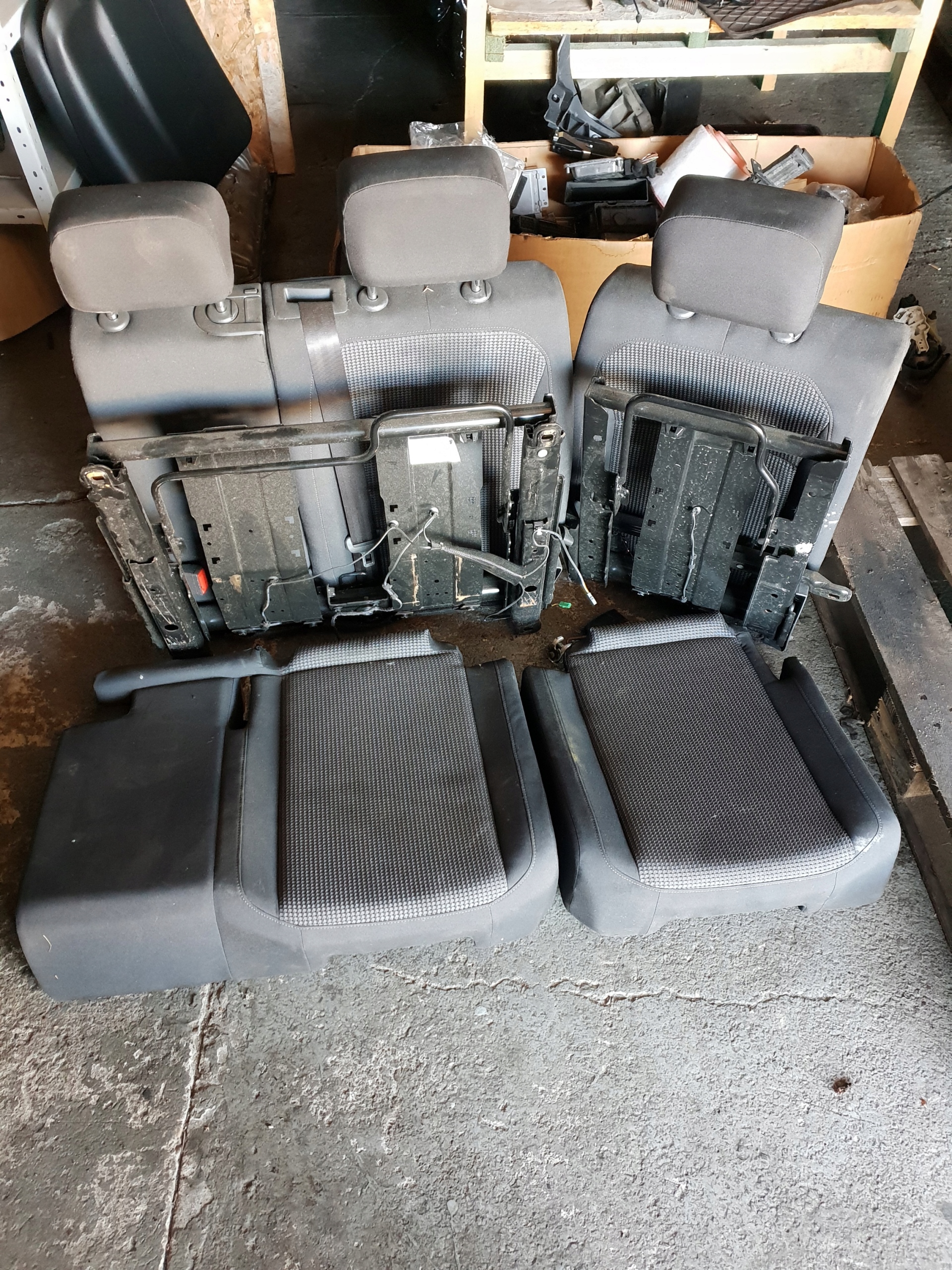 FOTELE KANAPA TYL TIGUAN 5NA NOWY MODEL