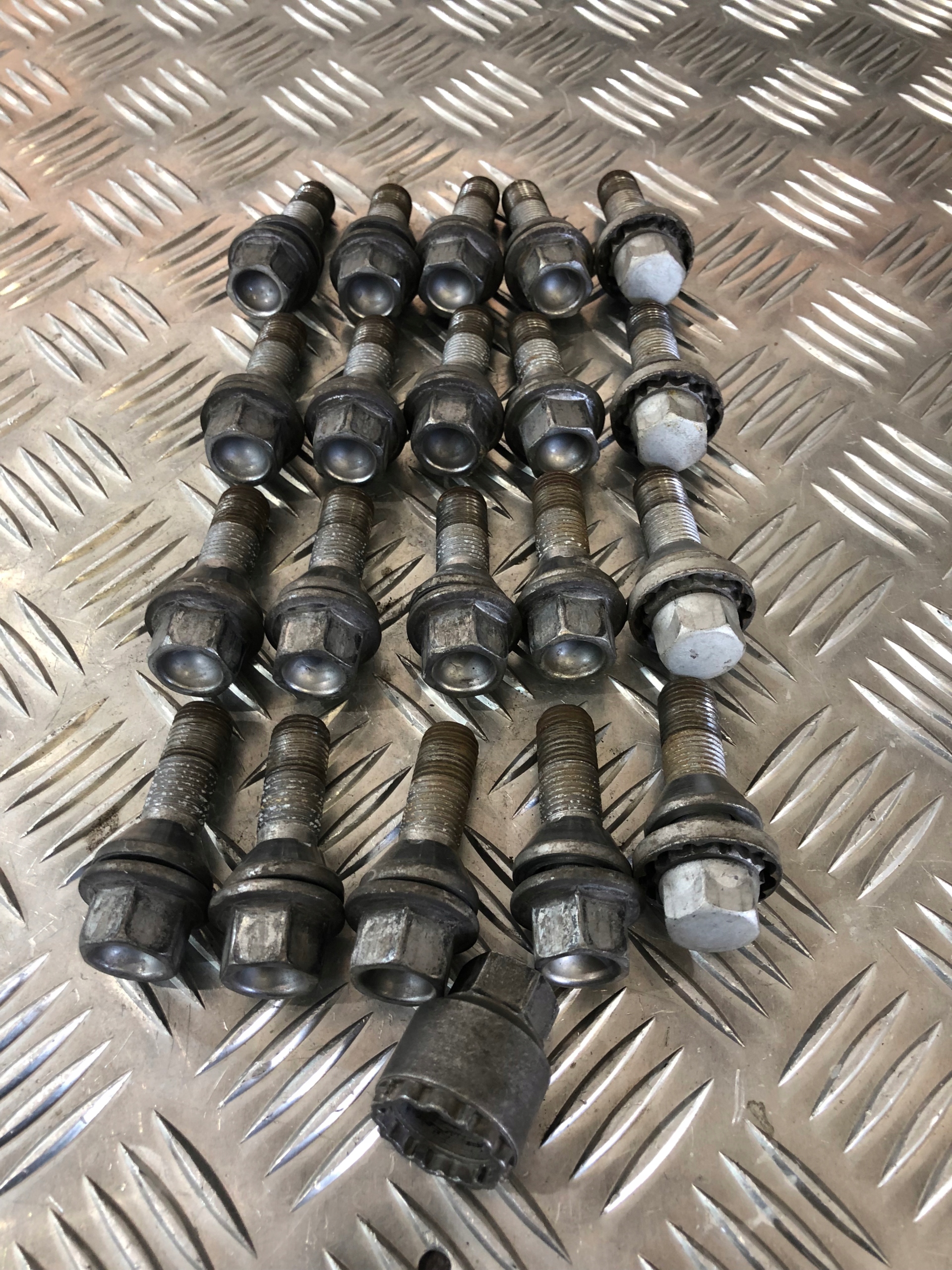 SZPILKA SZPILKI SRUBA DO KOLA VOLVO XC90 V526