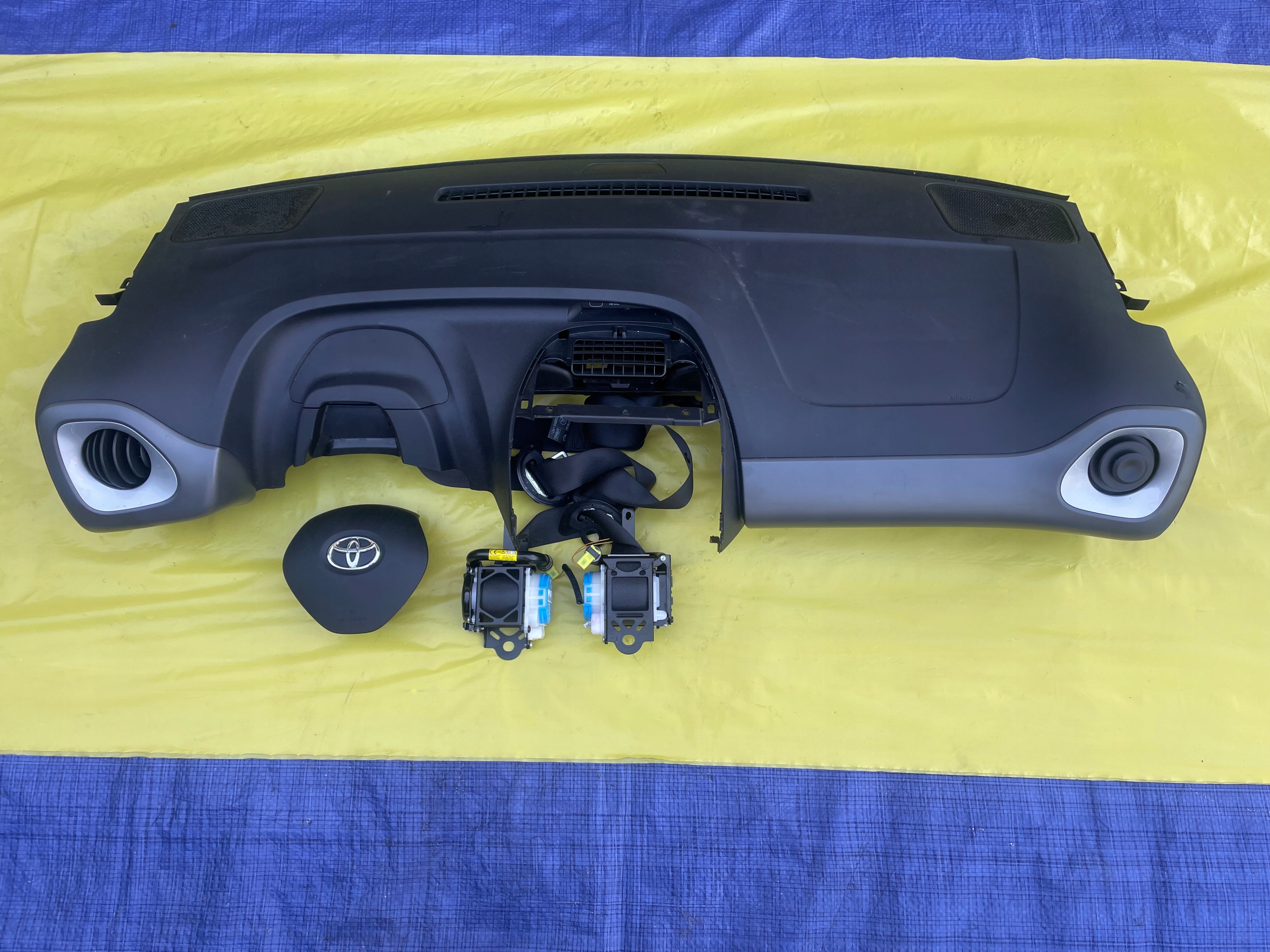 TOYOTA AYGO II РЕСТАЙЛИНГ ТОРПЕДA ПАНЕЛЬ ПРИБОРОВ РЕМНИ AIRBAG ОРИГИНАЛ 2020 ГОД