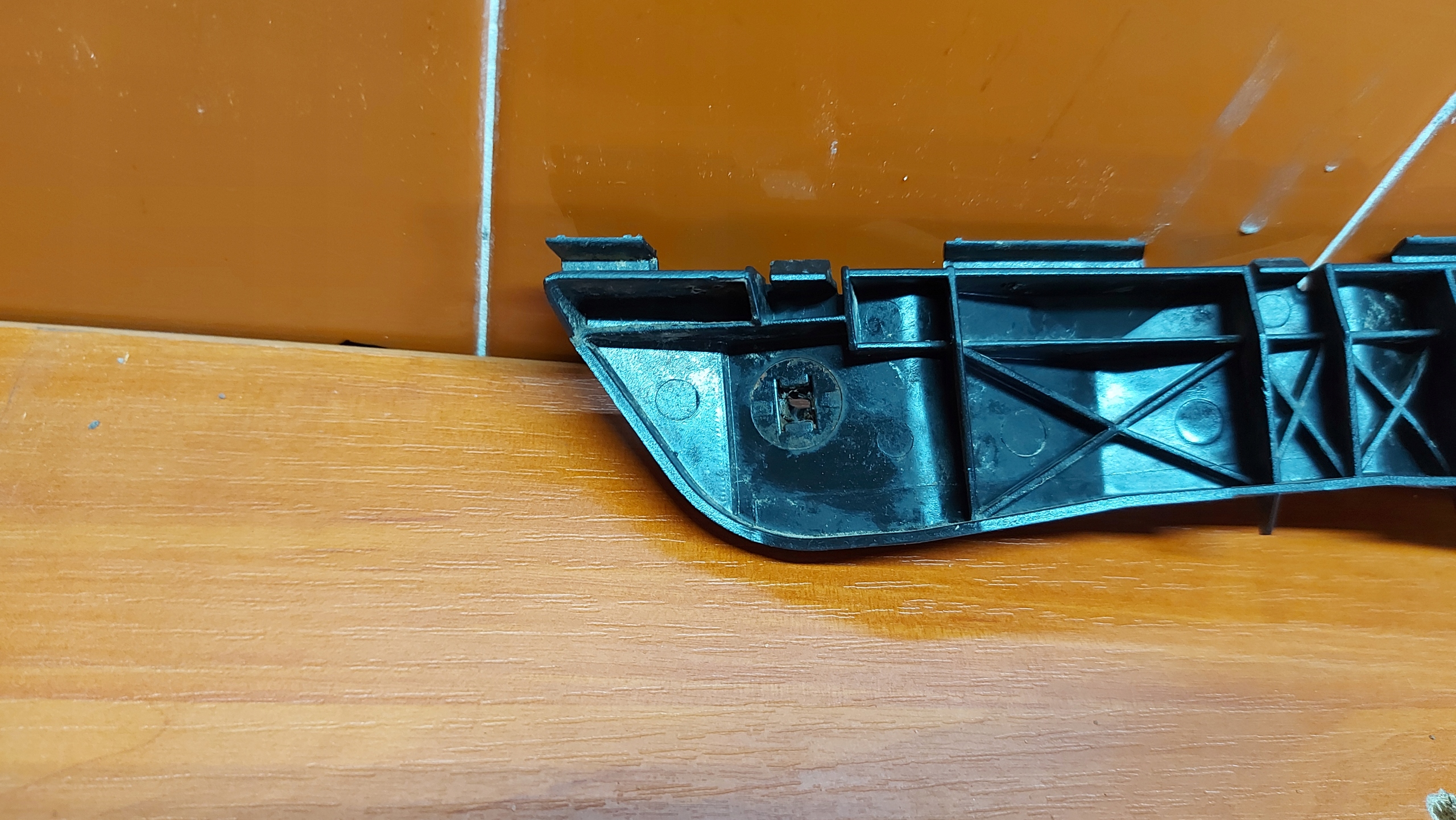 bumper bracket right front TOYOTA AVENSIS T25 03