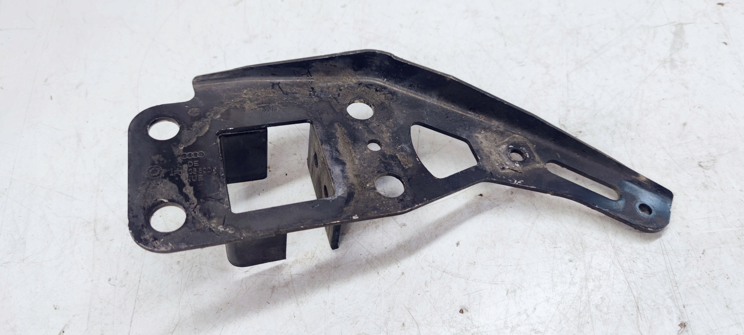 holder STREFY ZGNIOTU right AUDI A6 4F0805500B