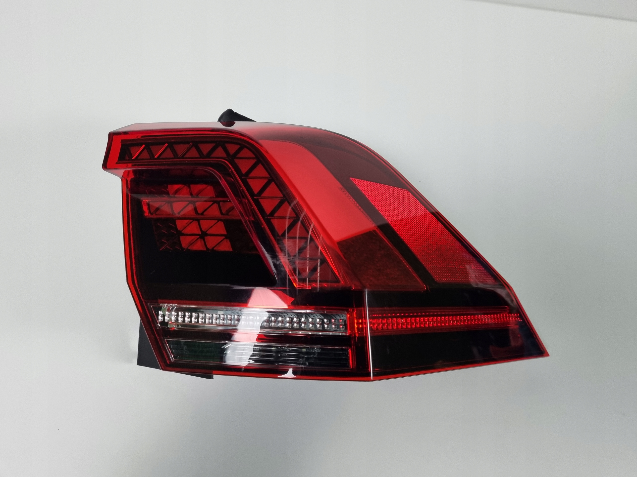 VW TIGUAN II 5NA945428B LED LAMPA TYLNA PRAWA TYŁ