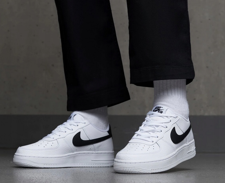 Buty Nike Air Force 1 '07 CT2302-100 białe 44,5 Model AIR FORCE 1 '07 AN20