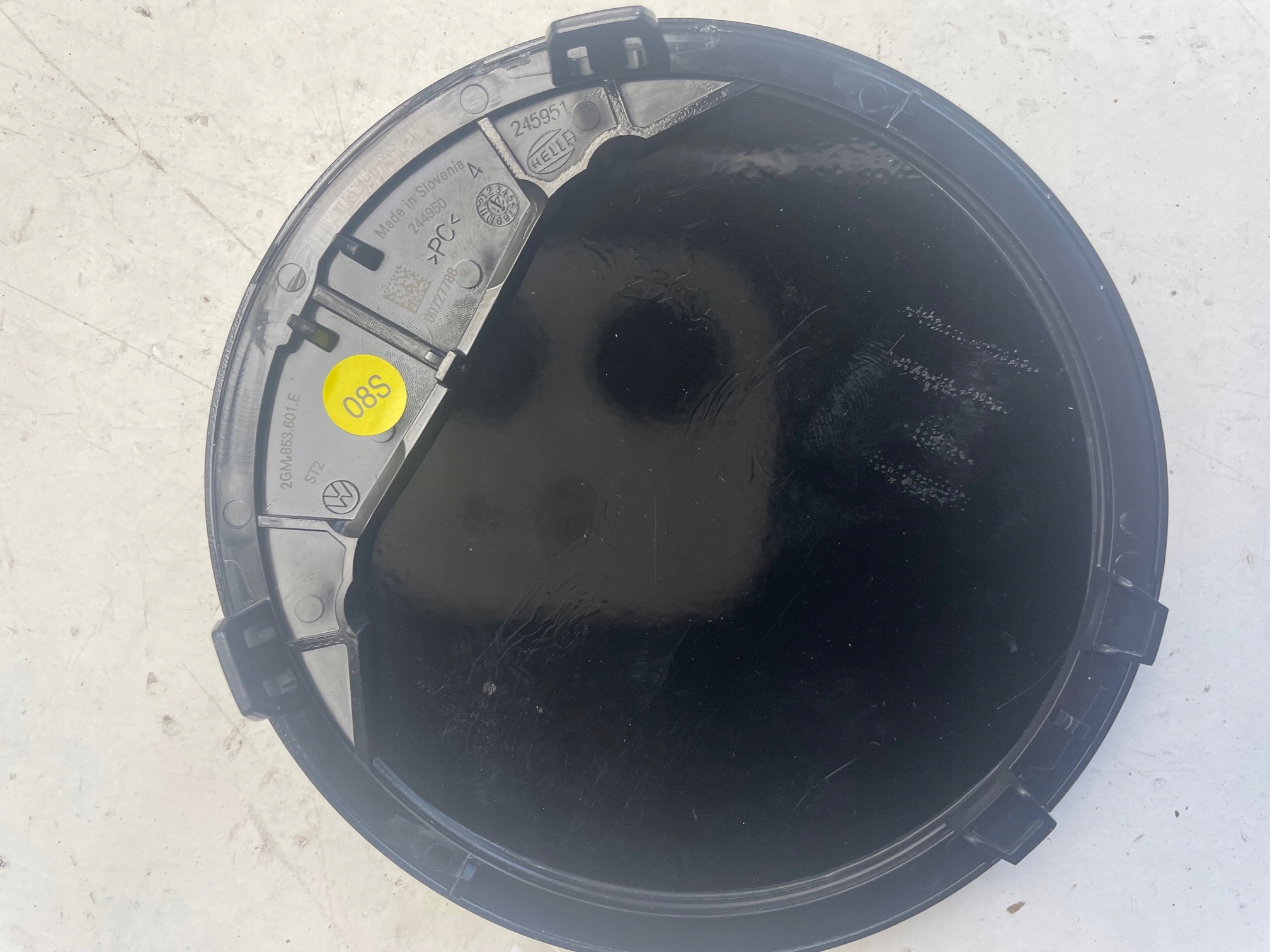 VW EMBLEMAT LOGO POD RADAR 2GM853601E ORYGINAŁ Marka Volkswagen