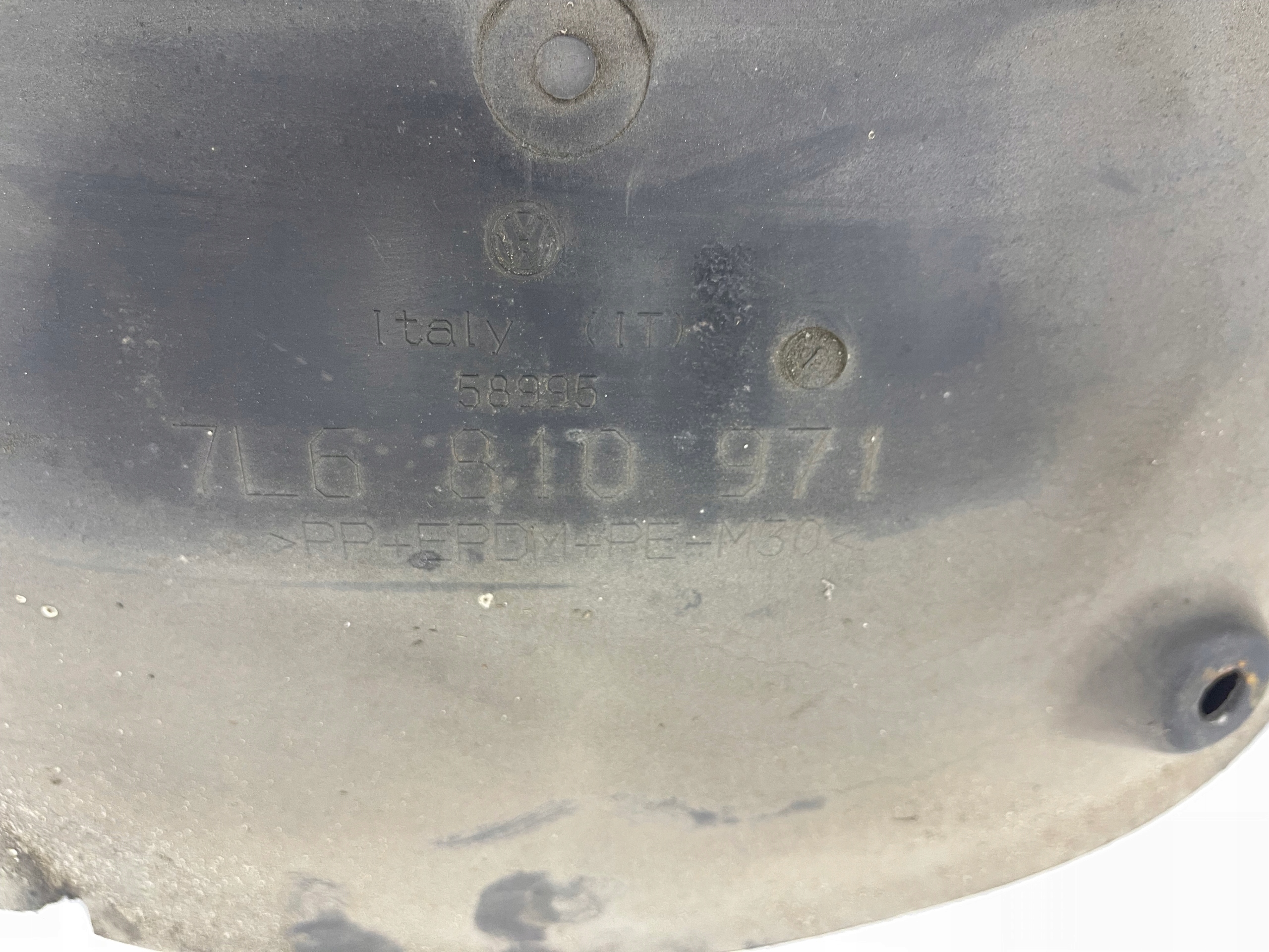 VW TOUAREG and mudguard rear part left rear. 7L6810971