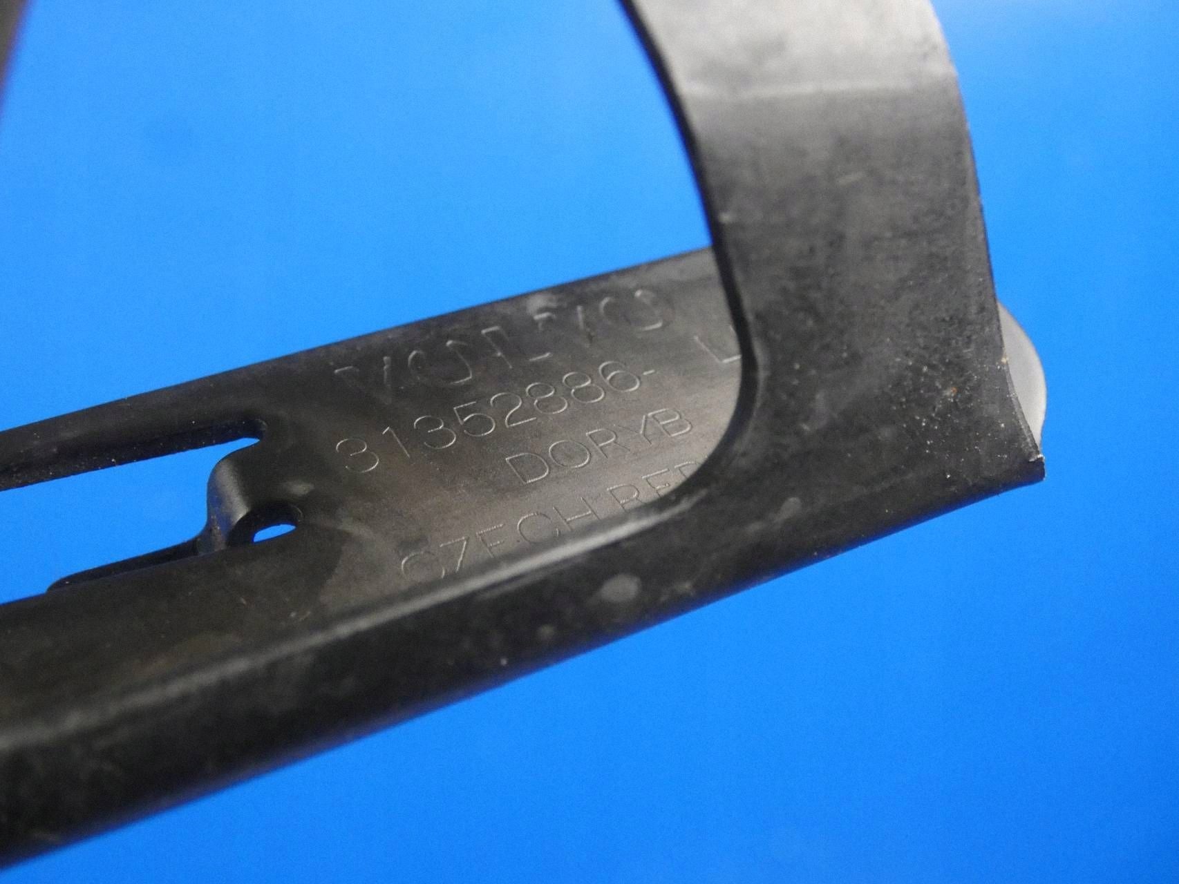 VOLVO XC90 II RYGIEL ZATRZASK bonnets left front