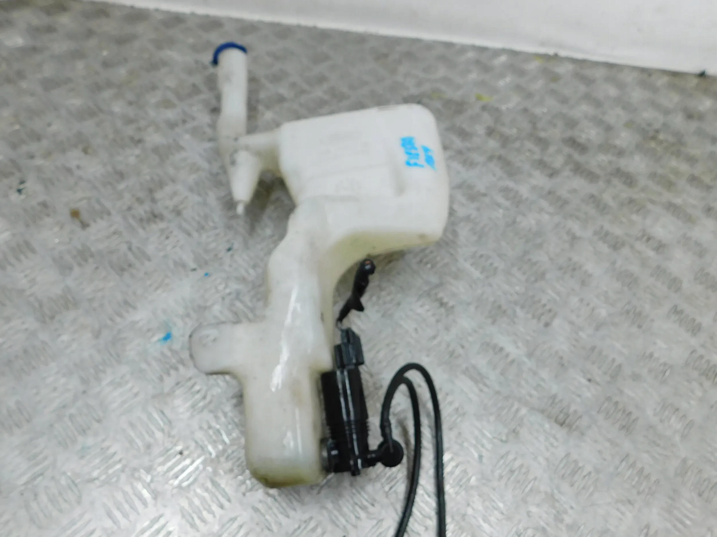washer fluid tank FORD FIESTA MK7