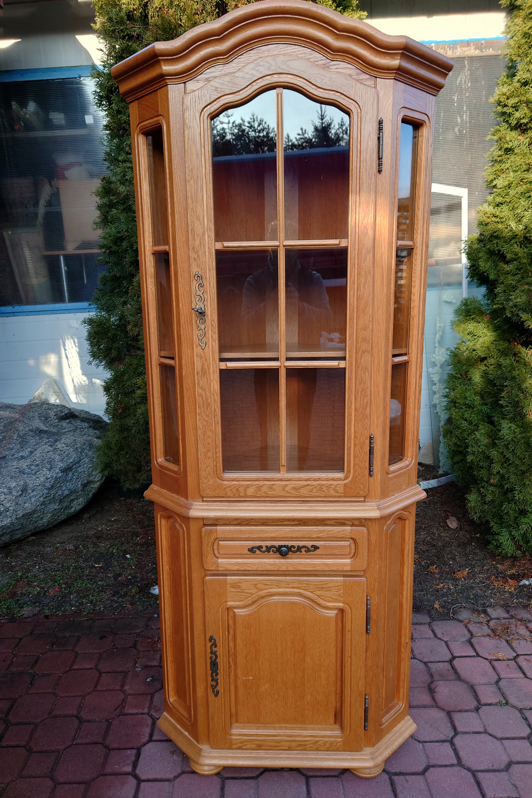 Witryna narożna serwantka stylowa