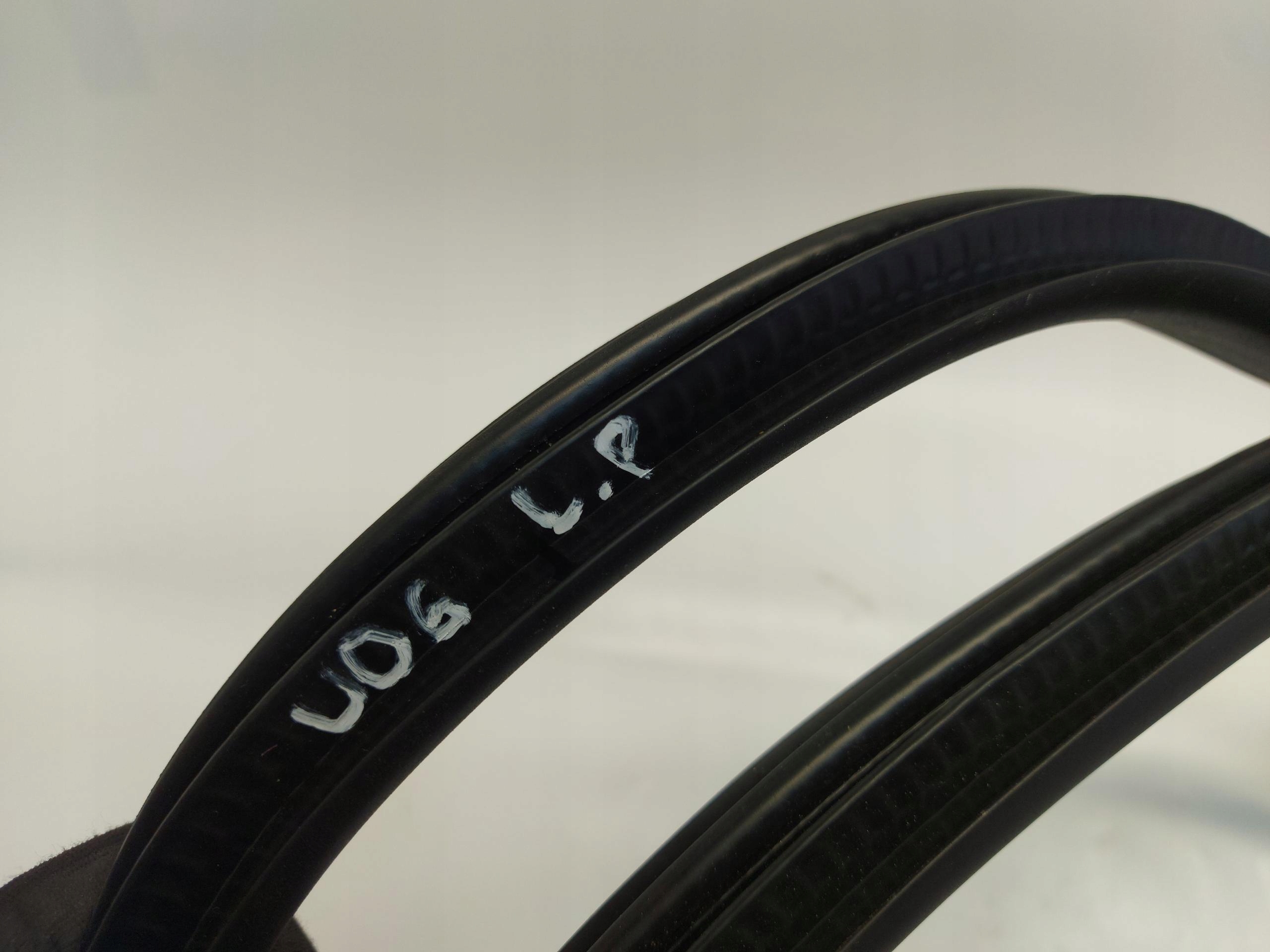 BMW U06 200i těsnění dveře předek levá