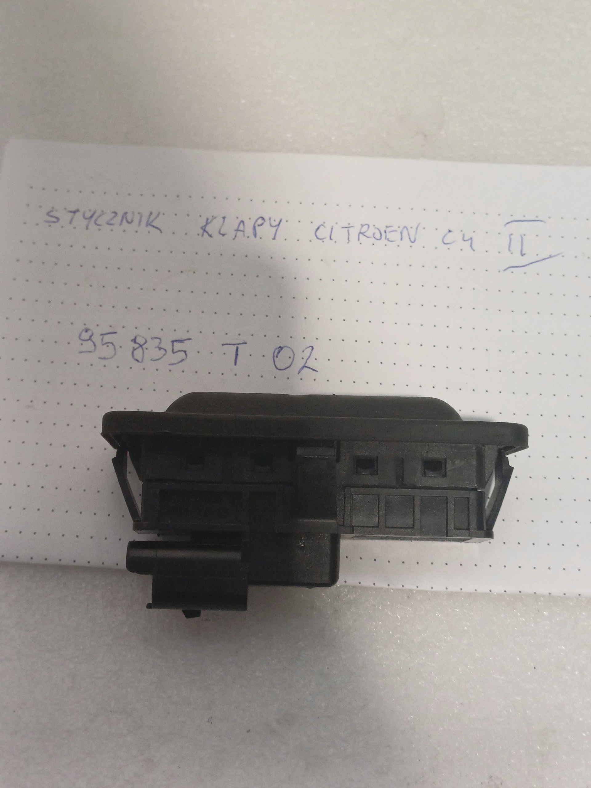 Connecteur du capot CITROEN C4 II 95835T02