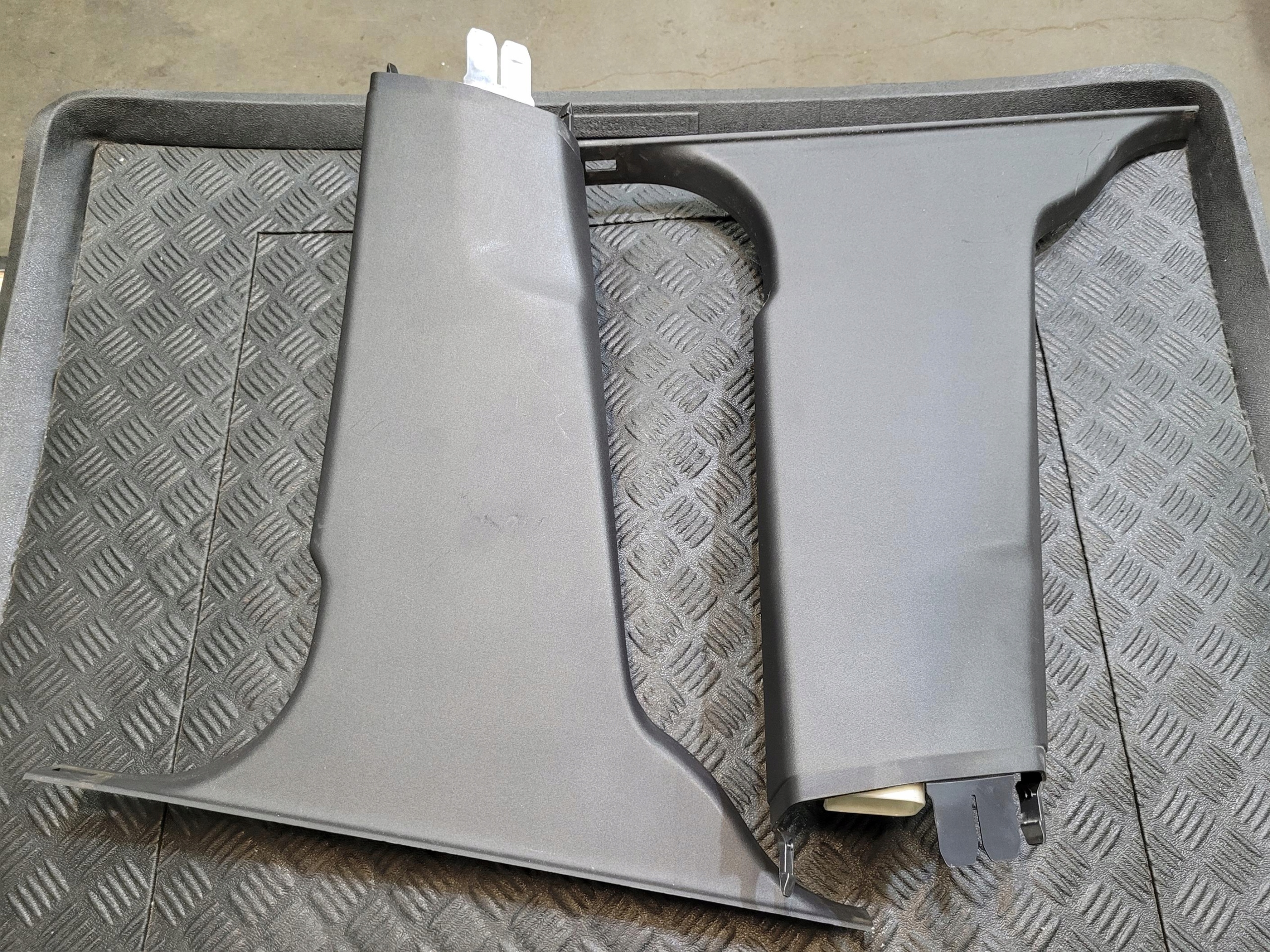 cover pillar trim left 6841930 VOLVO XC60 and