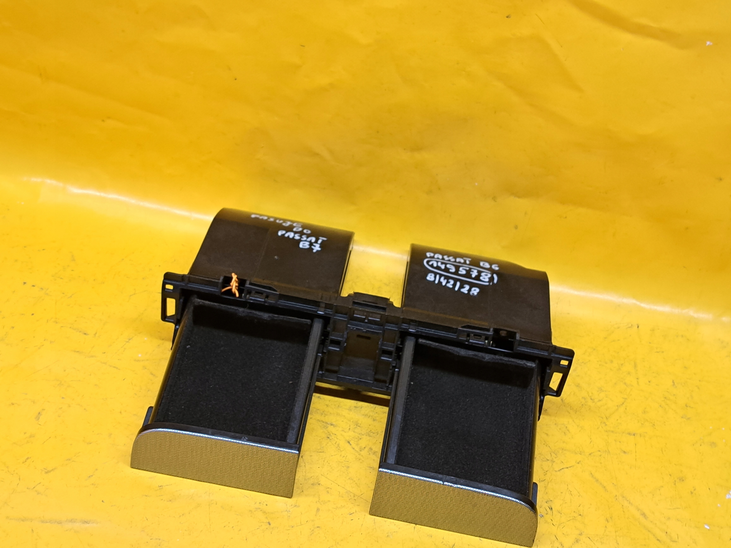 бардачок консоли volkswagen oe 3c0858407