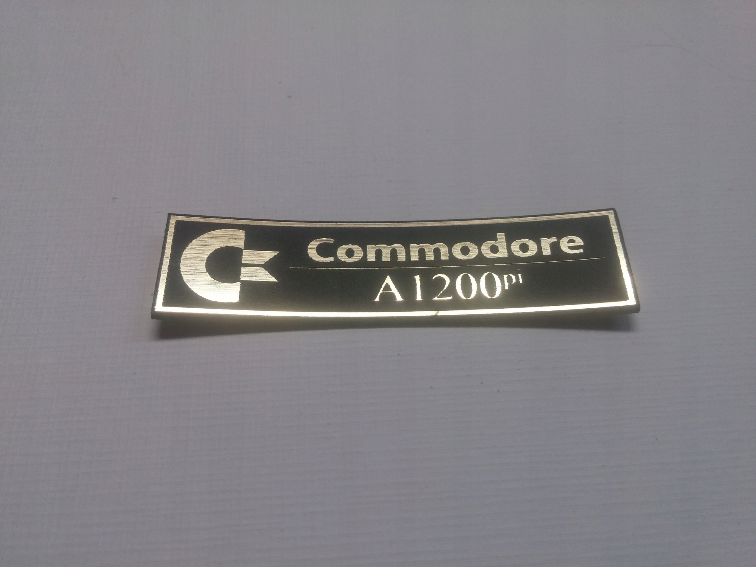 

Commodore naklejka emblemat 48 x 12 mm *złota