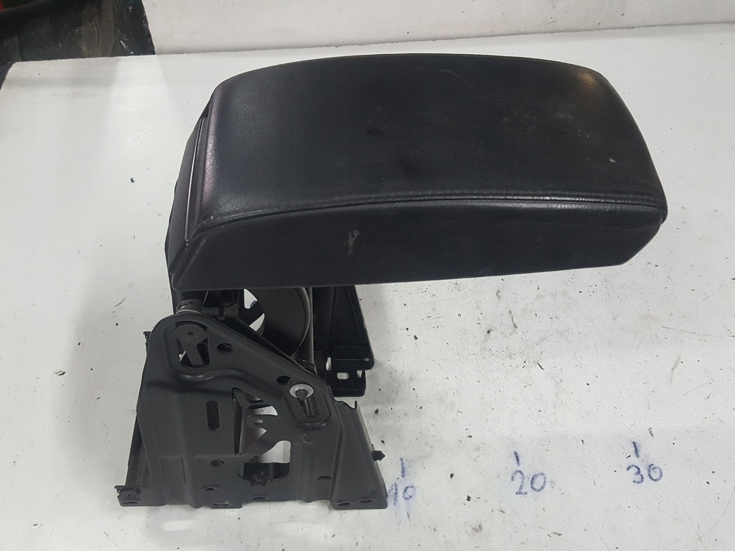 SKODA OCTAVIA 2 II 04-07R кожаный подлокотник