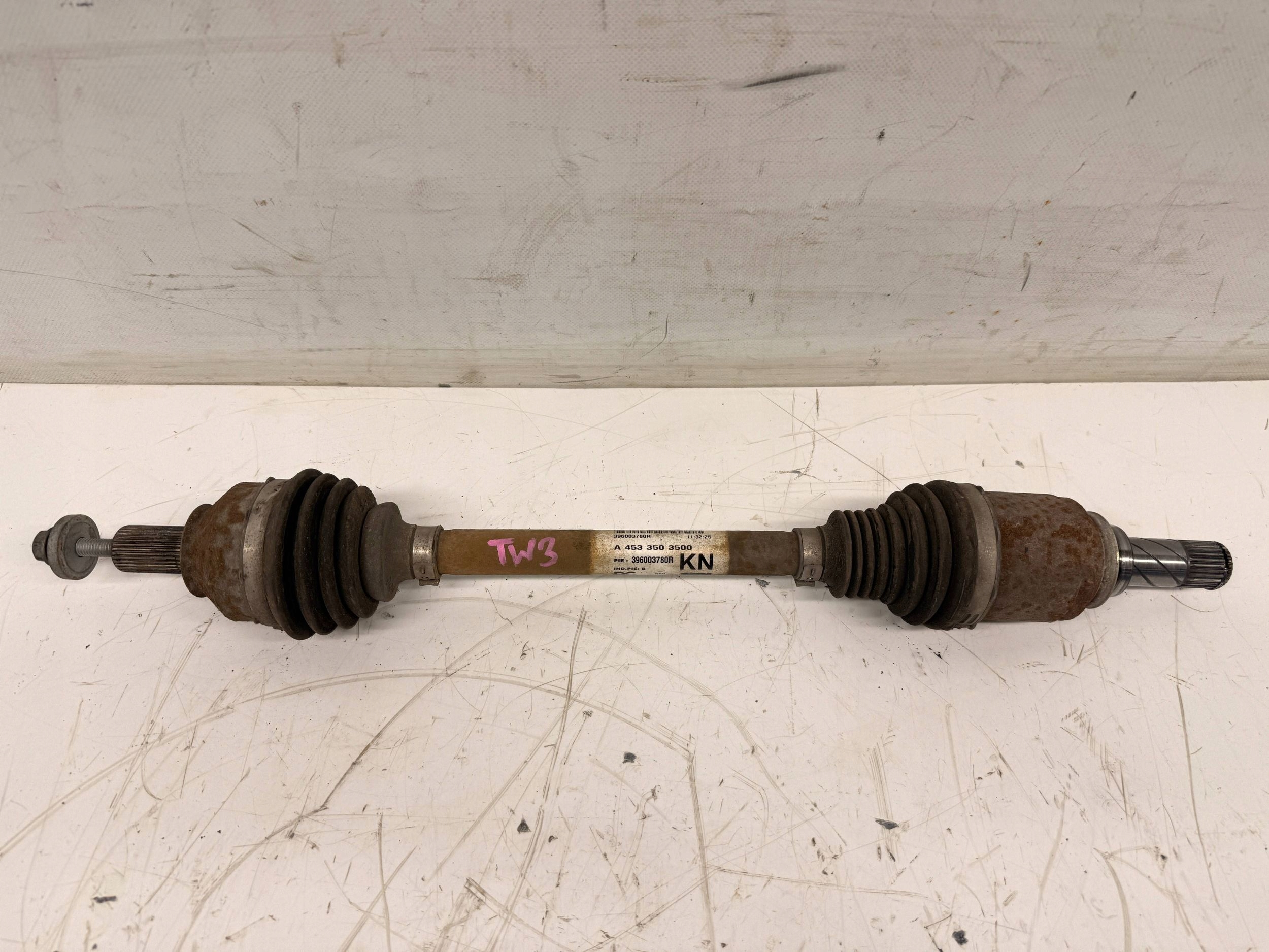 Twingo III semi-axis left rear part left rear 396003780R