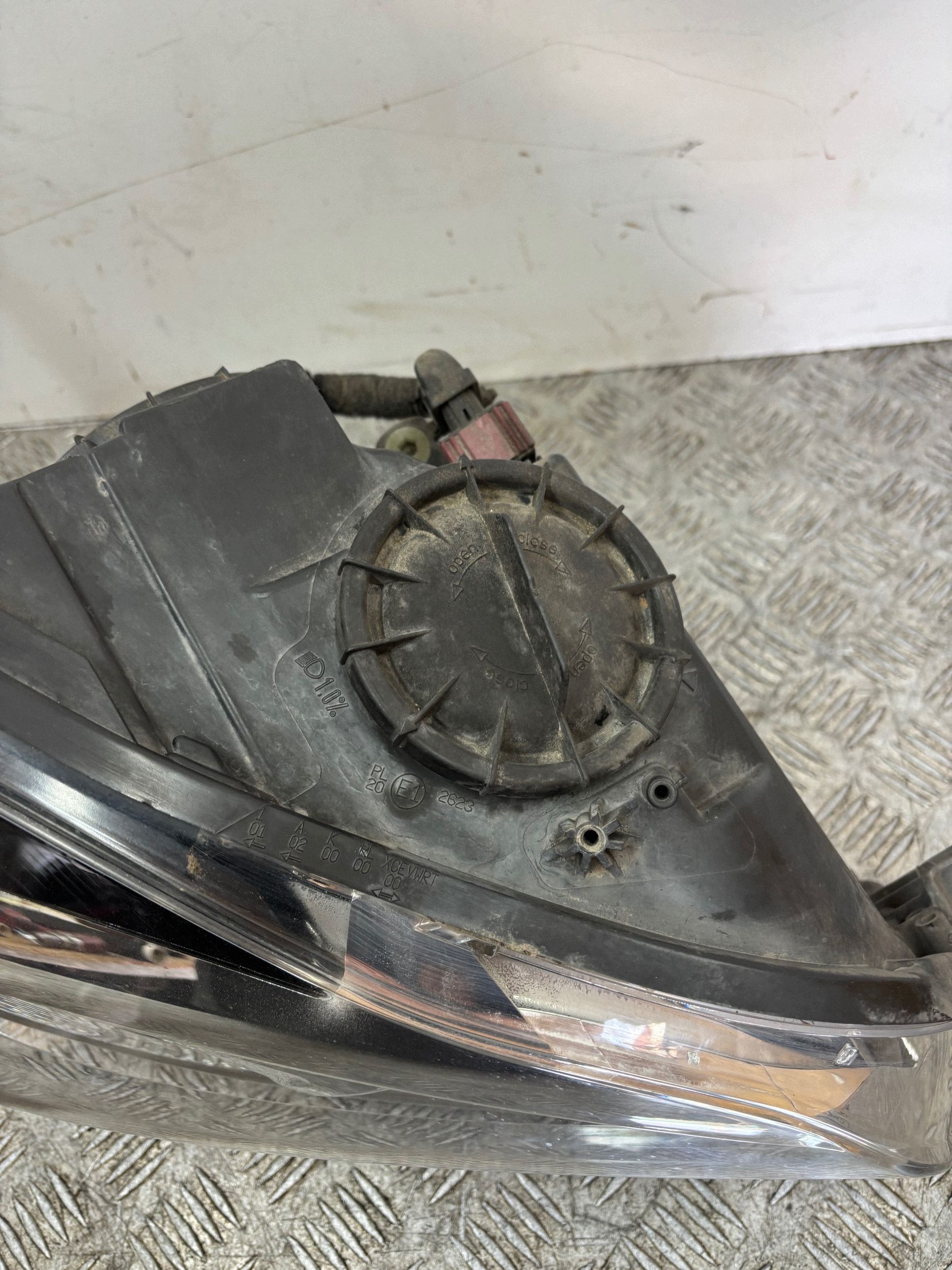 REFLEKTOR light right XENON OPEL INSIGNIA A 13226793