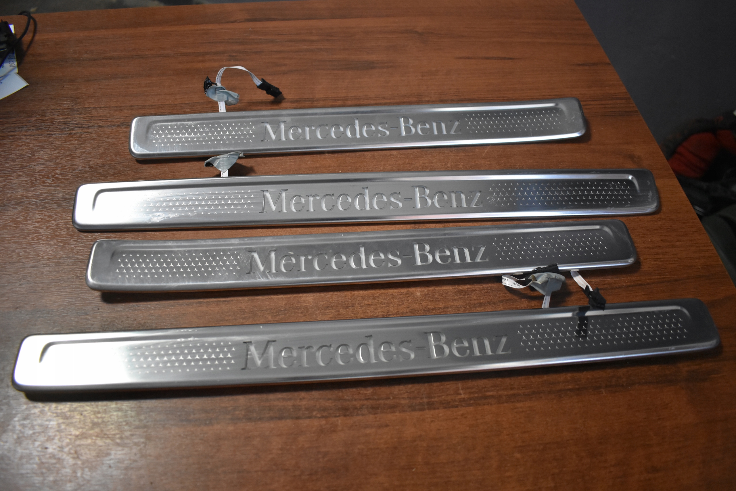 IDEALNE mouldings caps threshold LED KPL. MERCEDES W223 LONG 1