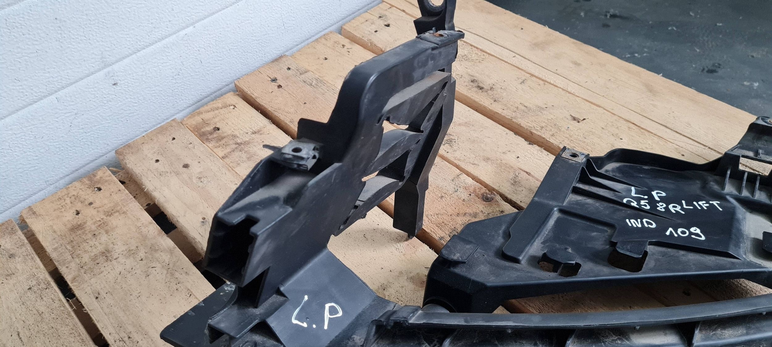 Q5 8R SQ5 LIFT bracket support holder lights left front 8R0805607B