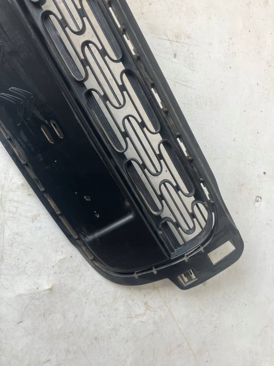 grid of a bumper front central upper CITROEN C3 III 9812061877