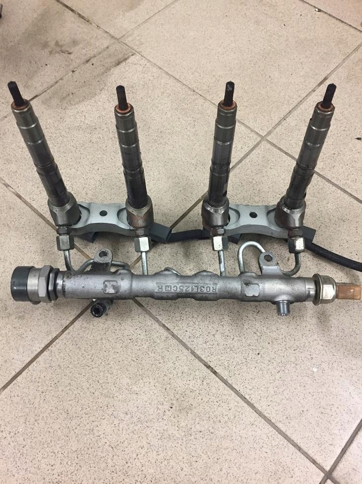 LISTWA WTRYSKOWA AUDI Q3 R03L125C LISTWA WTRYSKOWA AUDI Z WTRYSKAMI KOMPLET