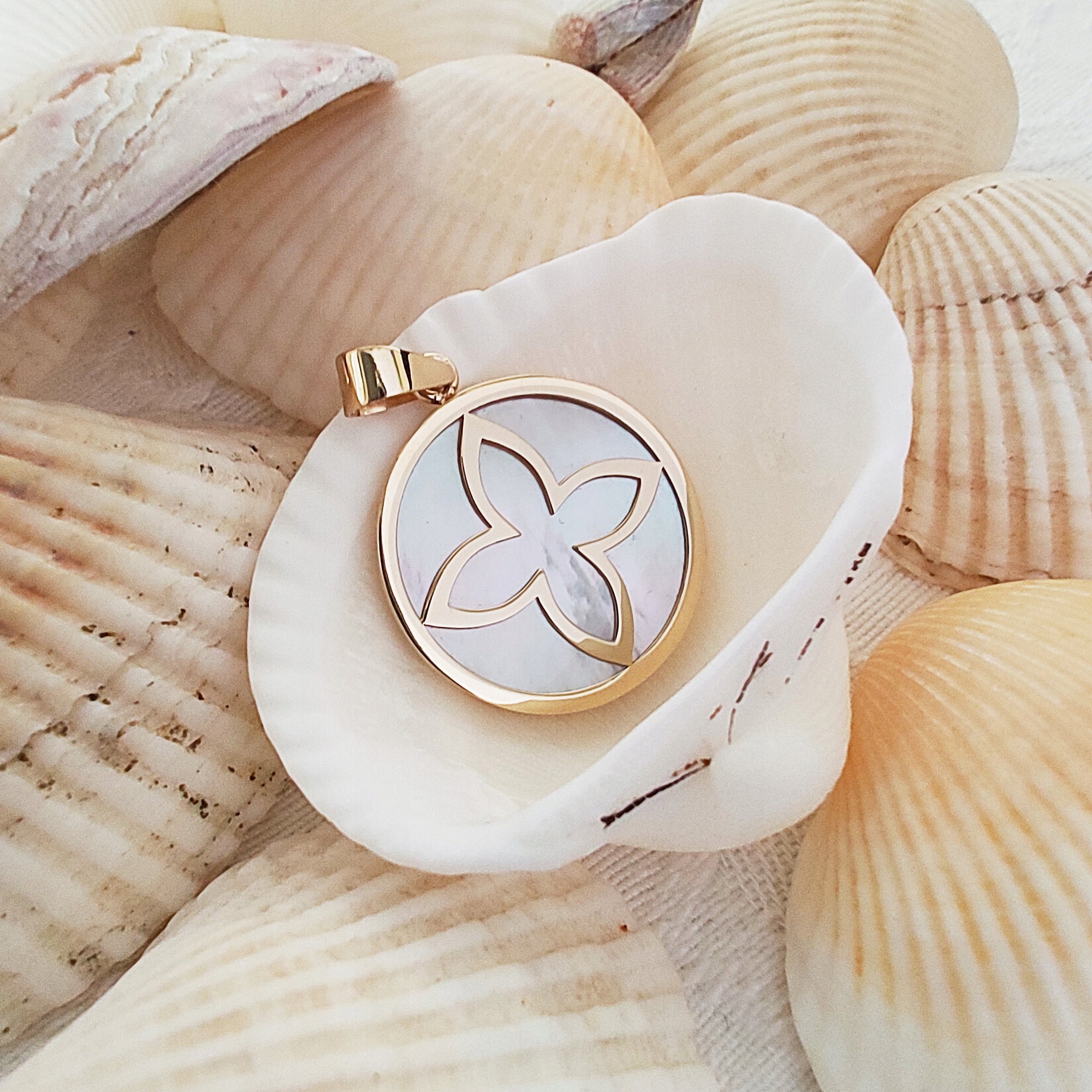 ZŁOTA ZAWIESZKA MASA PERŁOWA KWIAT MAŁY PR 585 Długość całkowita 3 cm