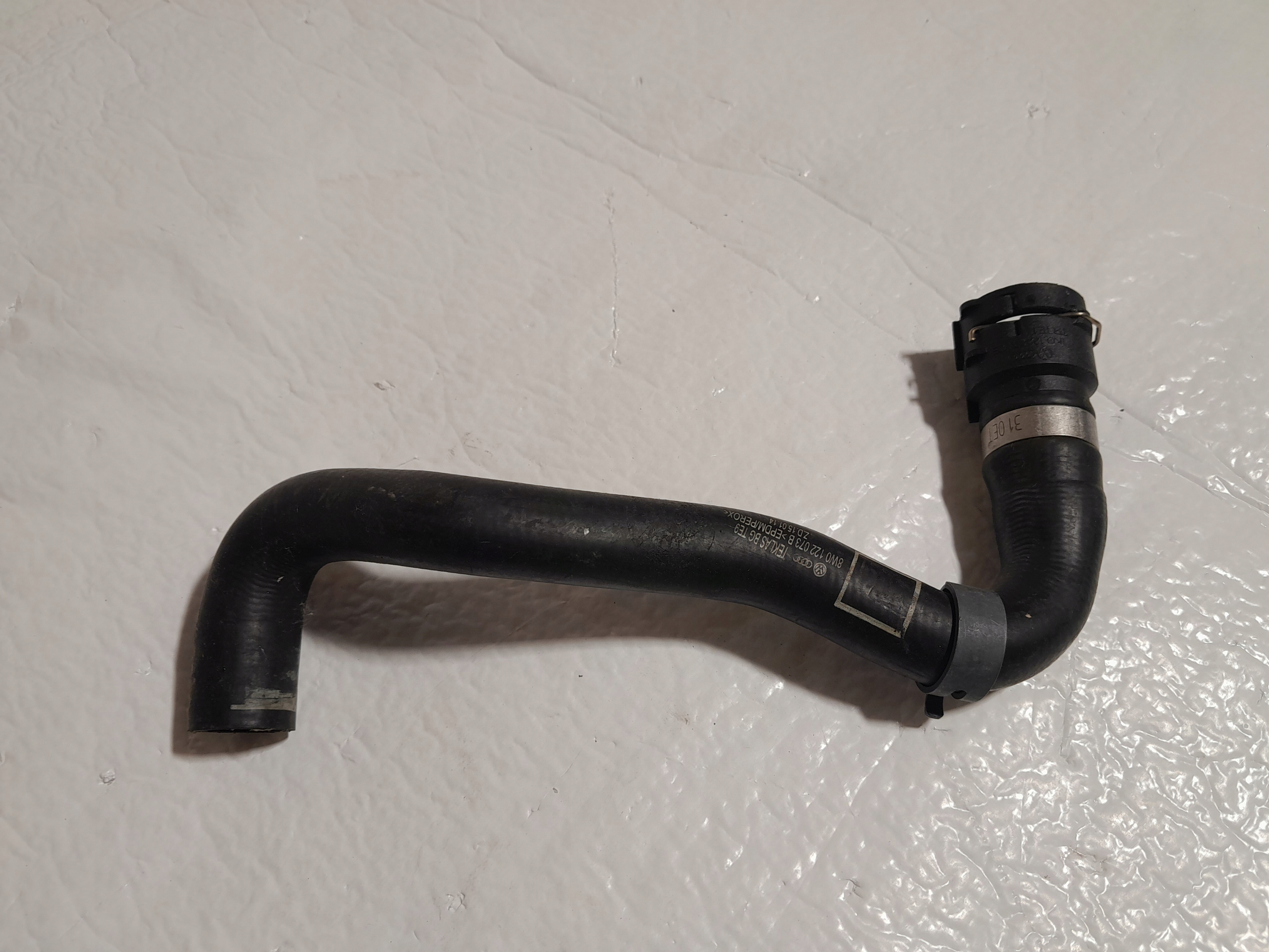 AUDI A4 B9 prijenos cijev vode 8W0122073B