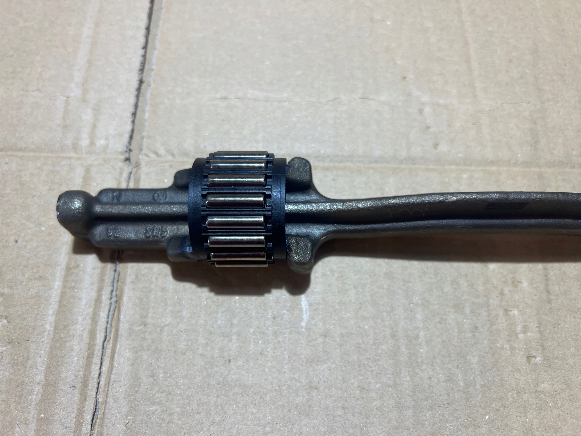 AUDI A4 B9 2.0 TDI DETA cam BALANSOWY 03N103303B