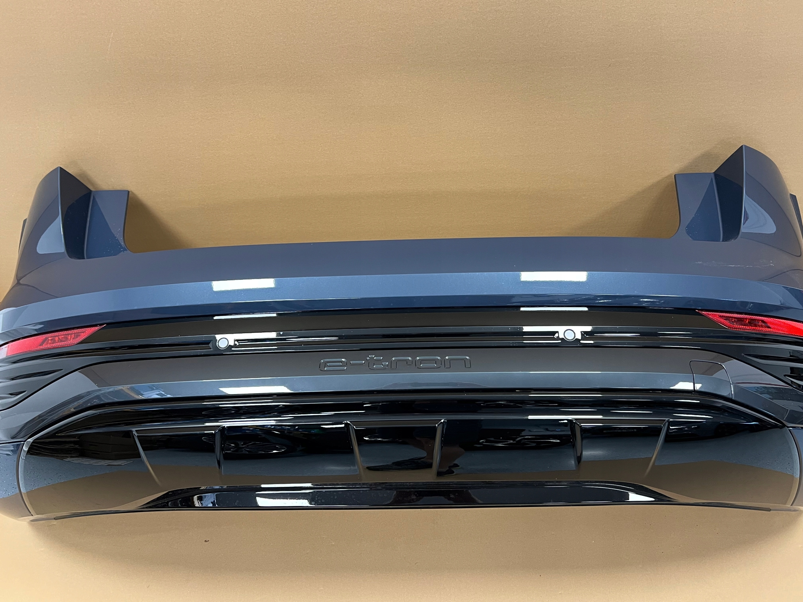 AUDI E-TRON Q8 ZDERZAK TYŁ 6xPDC LZ5Y SPORTBACK