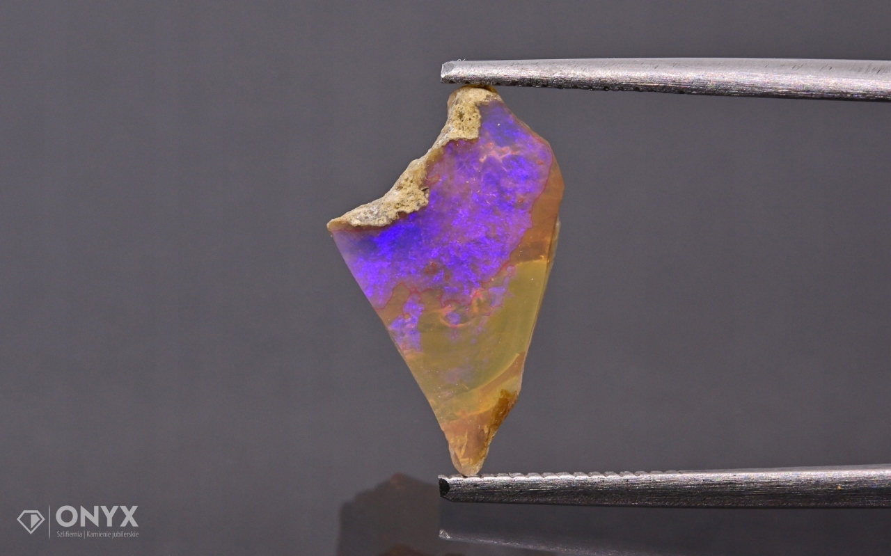 Opal z Etiopie hrudka 15x9,5 mm