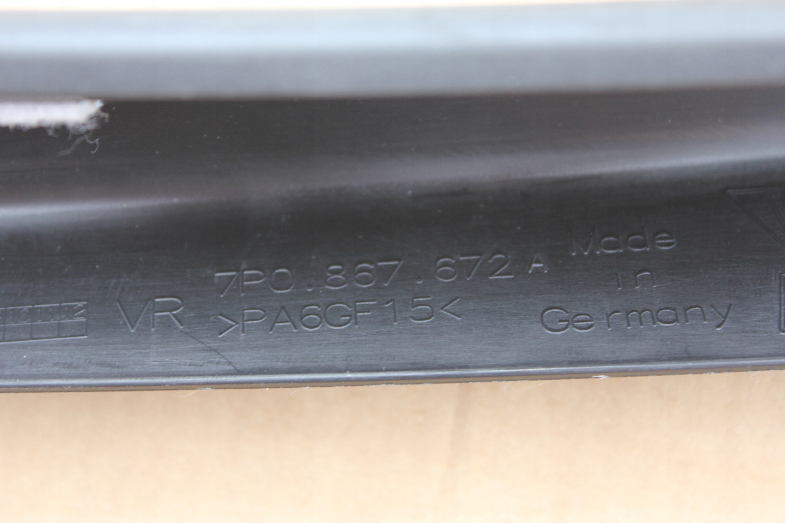 Ramka drzwi prawy przód Vw Touareg 7P0867672A Producent części Volkswagen OE