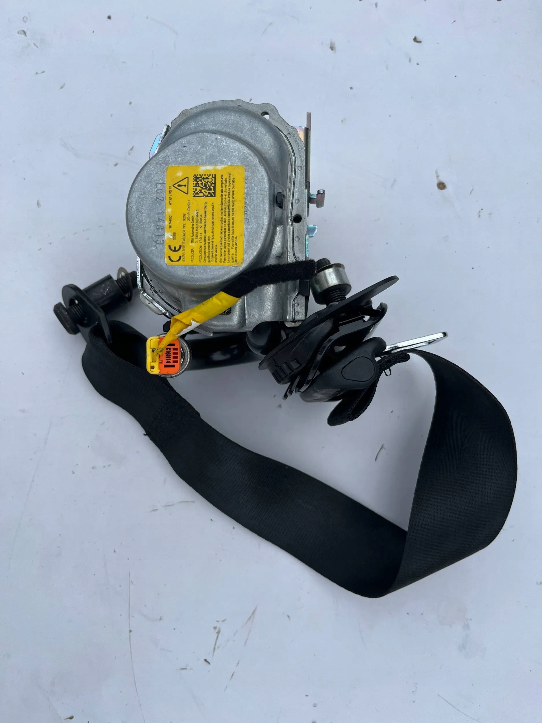 JEEP RENEGADE ЗАДНИЙ ЛЕВЫЙ НАТЯЖИТЕЛЬ РЕМНЯ