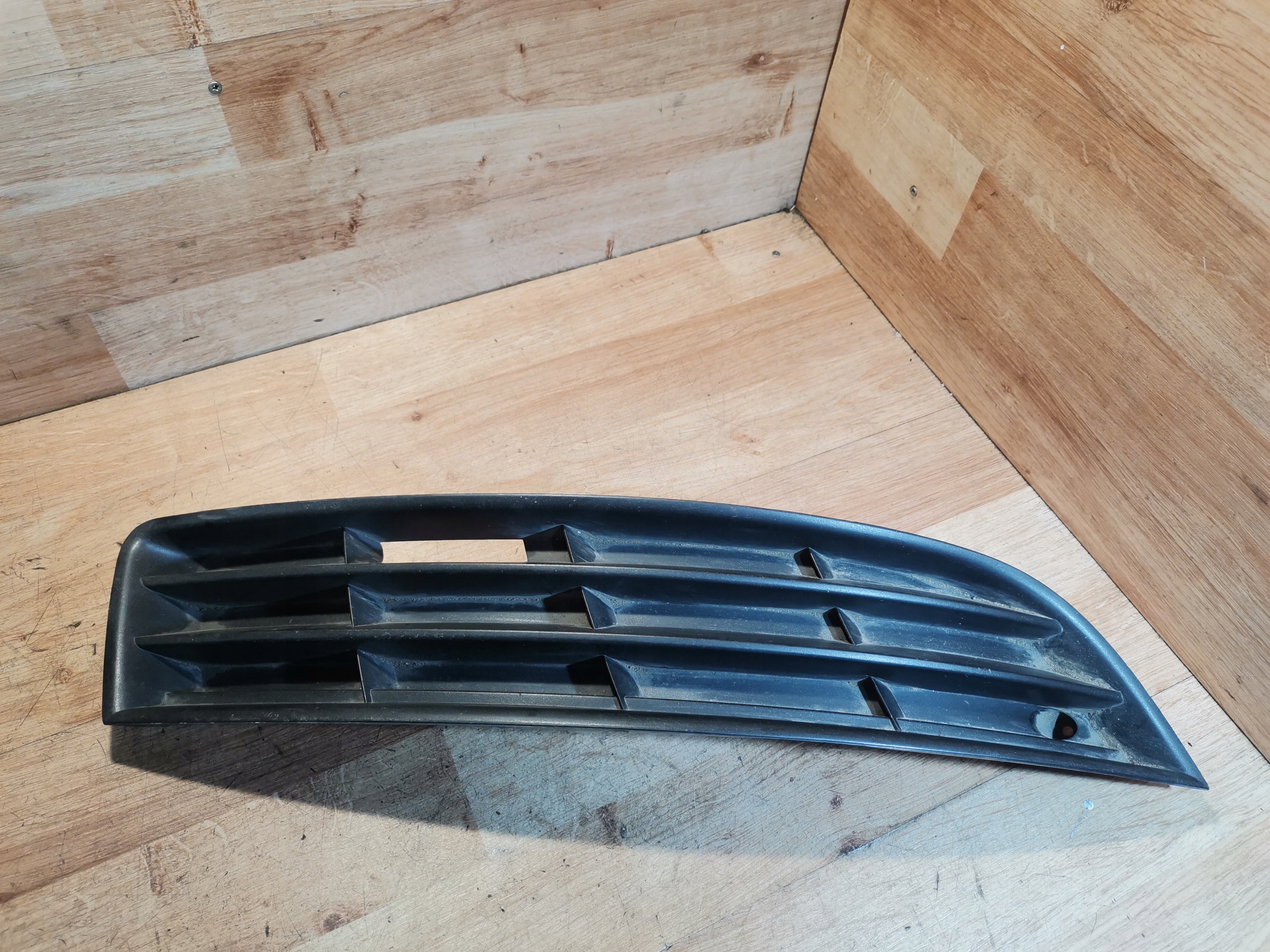 grid of a bumper right VW PASSAT B6 3C0853666 05