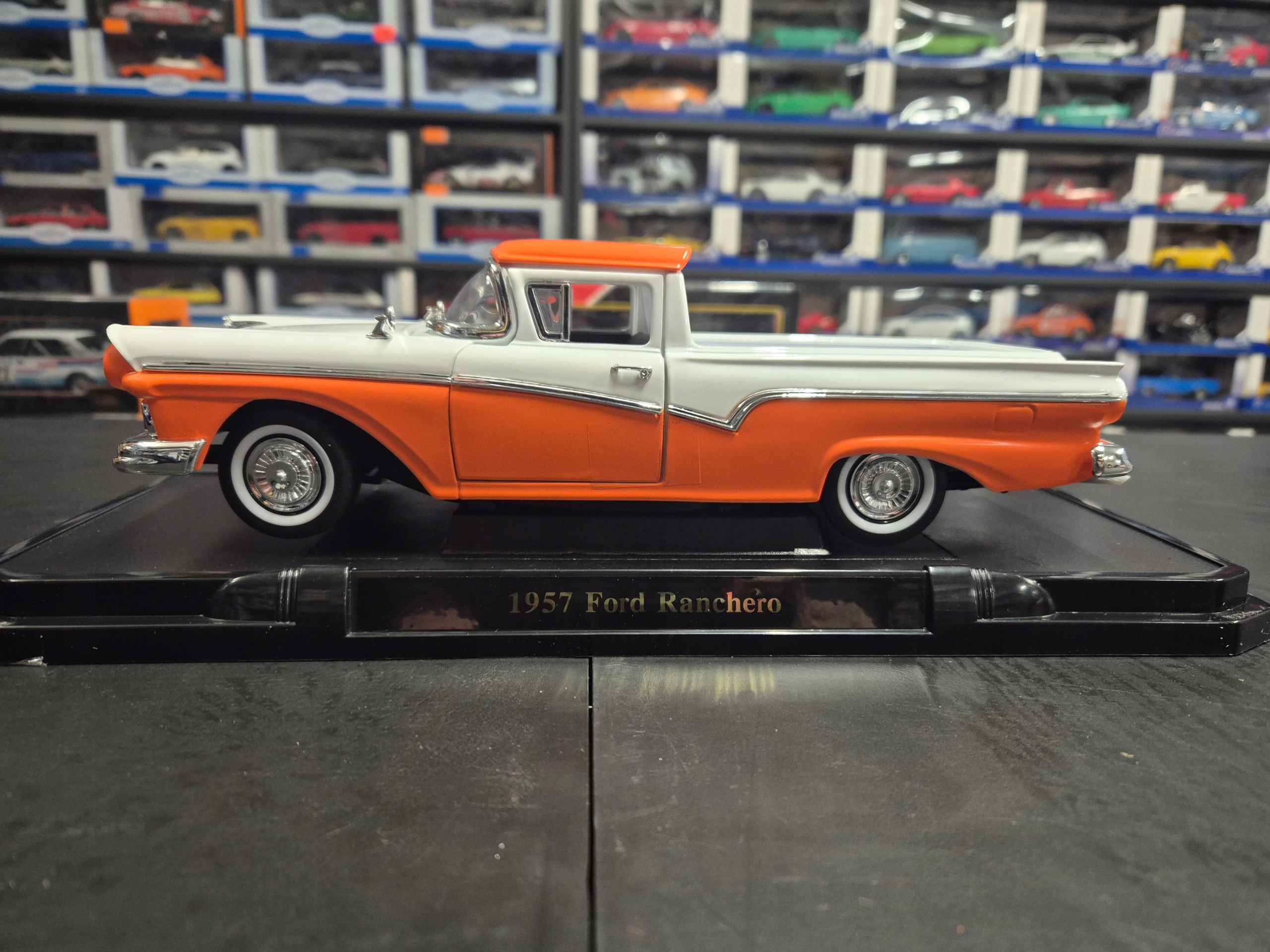 FORD RANCHERO 1957 1/18 ROAD SIGNATURE LCD 92208 Stan opakowania oryginalne