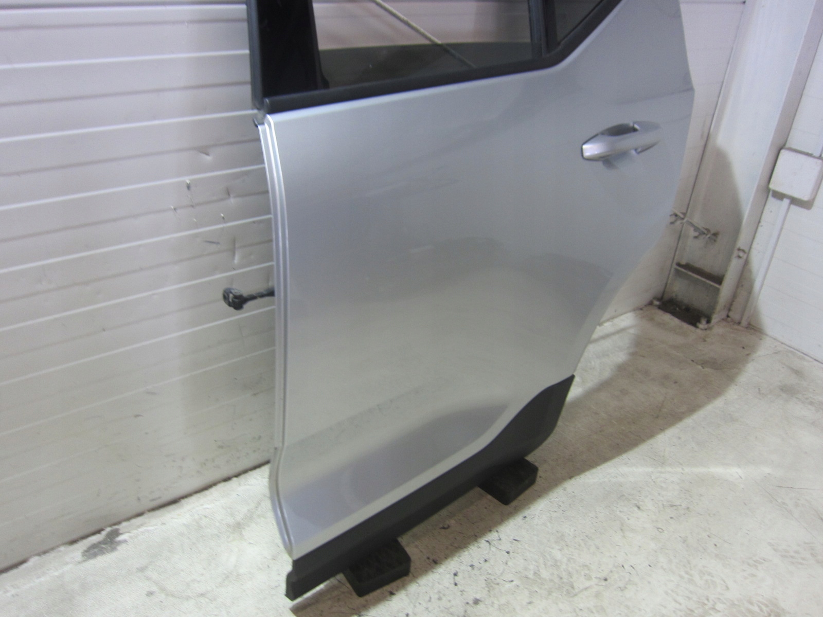 VOLVO XC40 left rear part door left rear. complete colour 711-16 silver XC 40