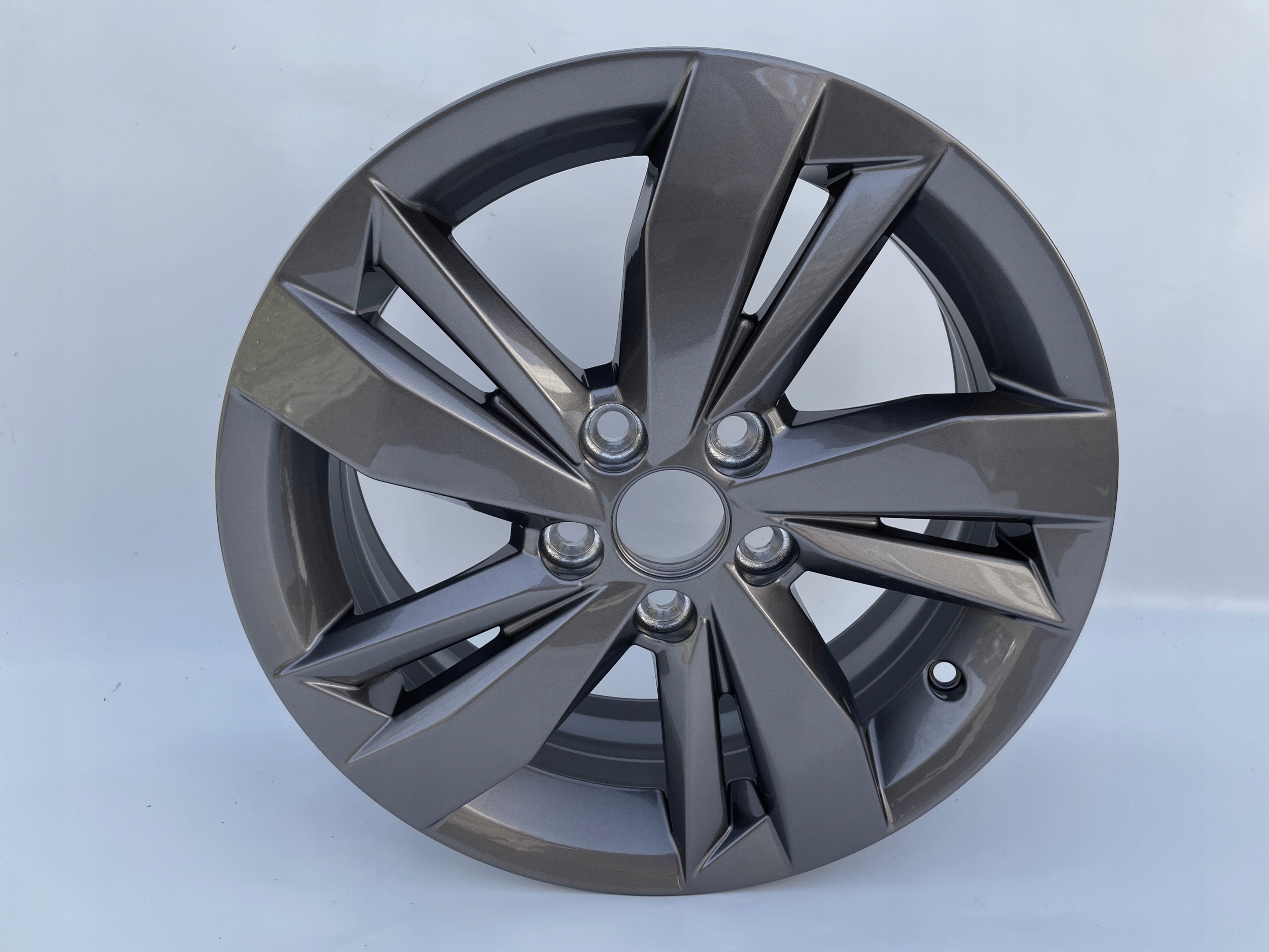 Kolesá 15 palcov ET40 2G0601025AD 1IZ Smokey aurora Vw Polo 2G ET40 -nová-
