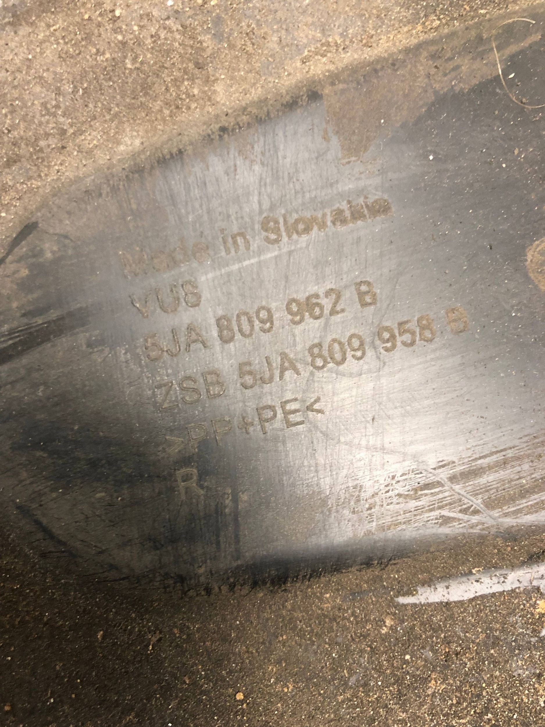 mudguard right front SKODA RAPID 5JA809962B