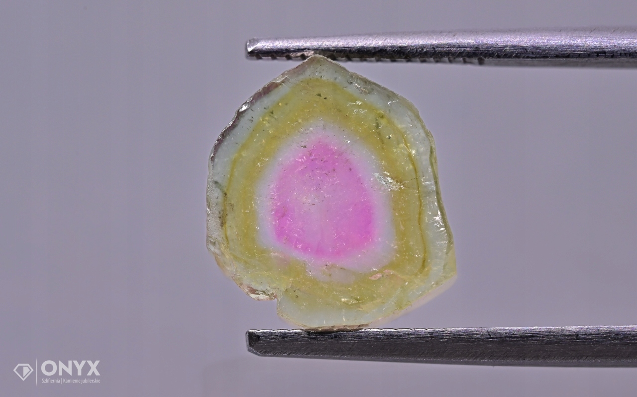 Turmalín nepravidelná deska 10,5x10 mm